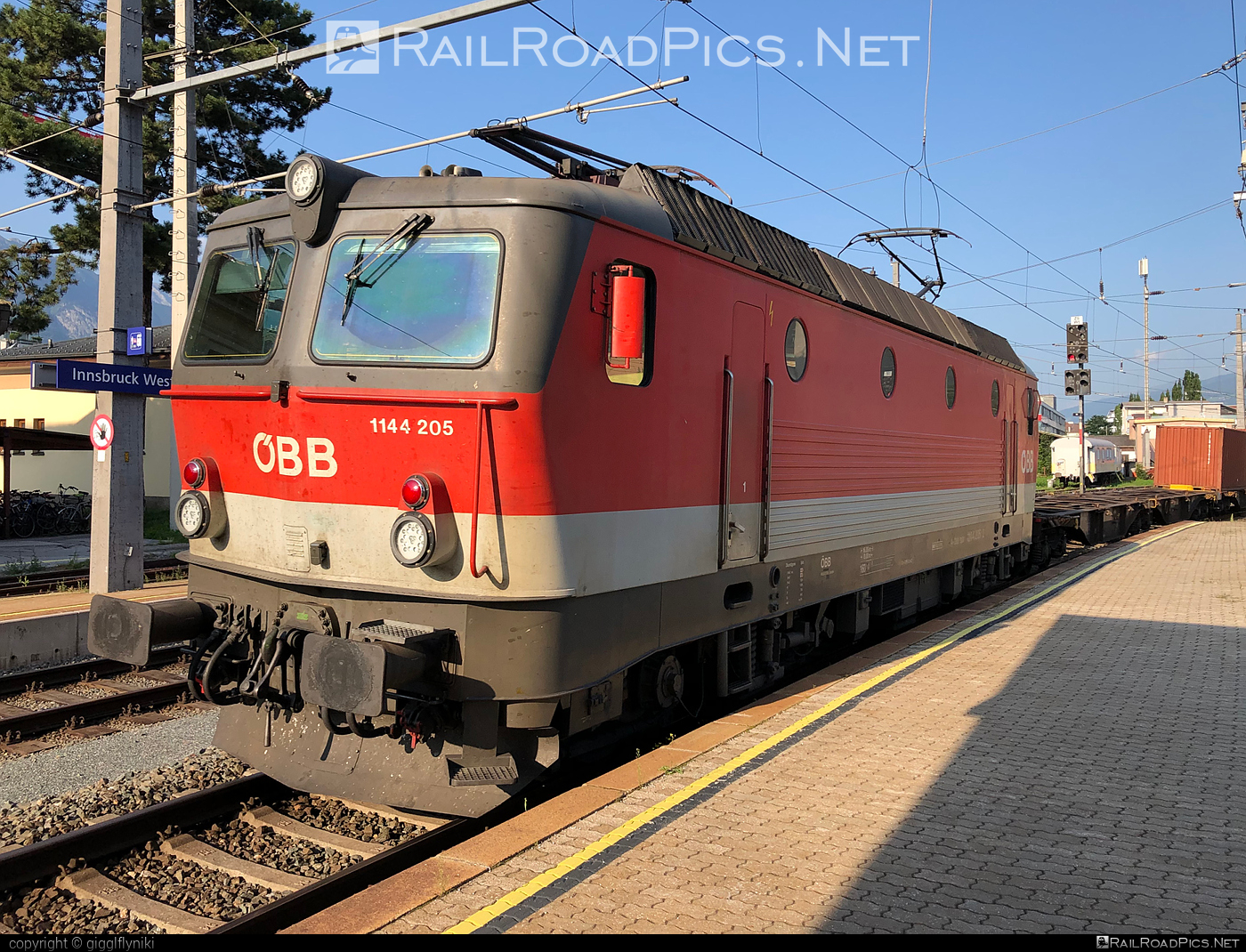 SGP 1144 - 1144 205 operated by Rail Cargo Austria AG #flatwagon #obb #obb1144 #obbClass1144 #osterreichischebundesbahnen #rcw #sgp #sgp1144 #simmeringgrazpauker
