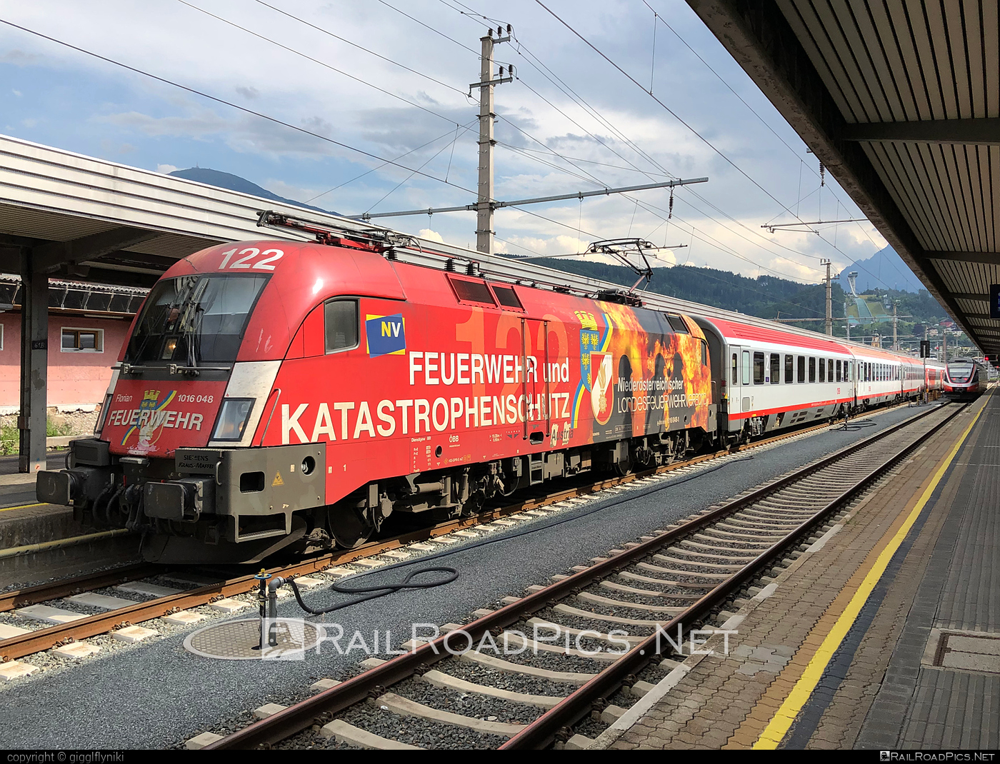 Siemens ES 64 U2 - 1016 048 operated by Österreichische Bundesbahnen #es64 #es64u2 #eurosprinter #obb #osterreichischebundesbahnen #siemens #siemensEs64 #siemensEs64u2 #siemenstaurus #taurus #tauruslocomotive