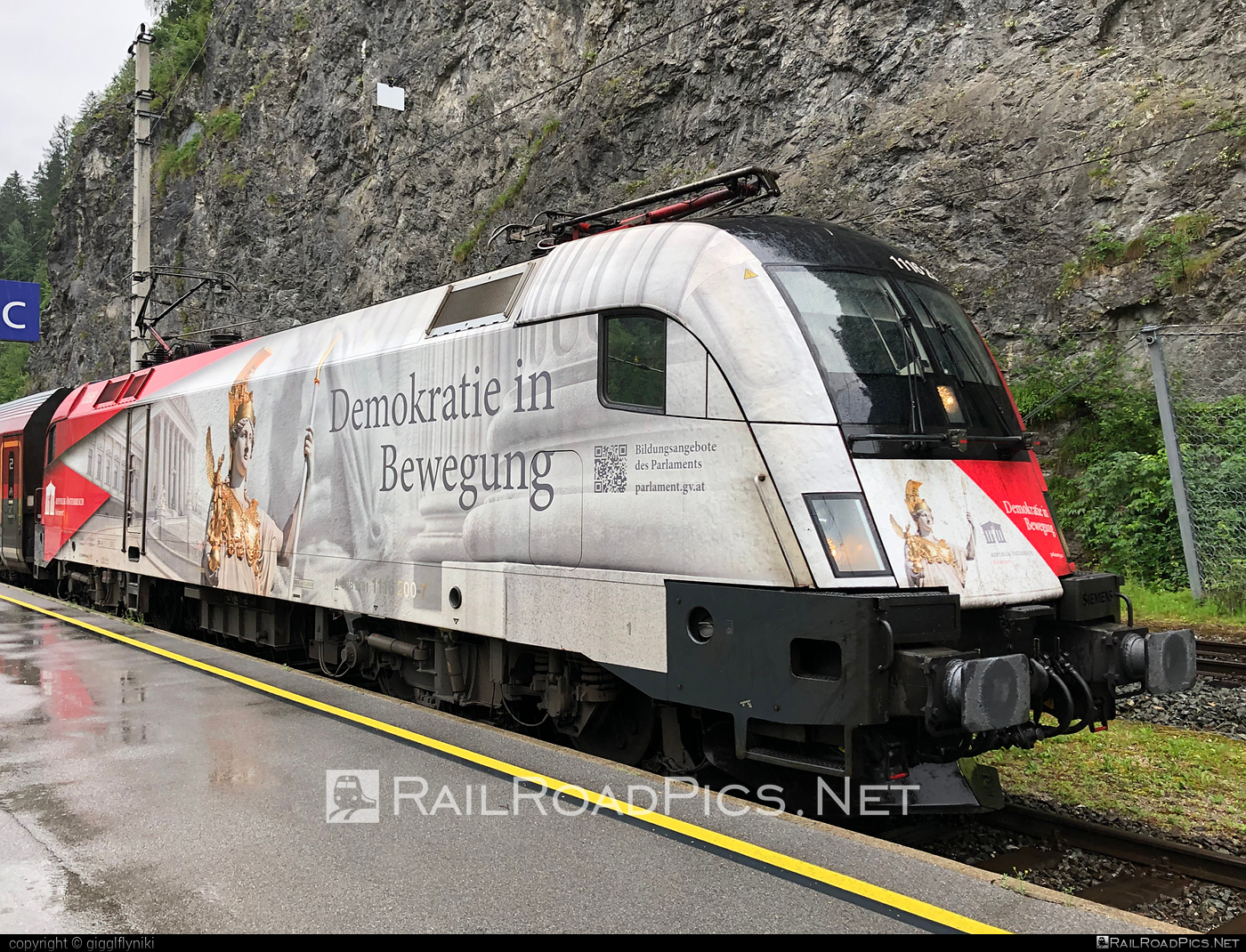 Siemens ES 64 U2 - 1116 200 operated by Österreichische Bundesbahnen #es64 #es64u2 #eurosprinter #obb #obbrailjet #osterreichischebundesbahnen #railjet #siemens #siemensEs64 #siemensEs64u2 #siemenstaurus #taurus #tauruslocomotive