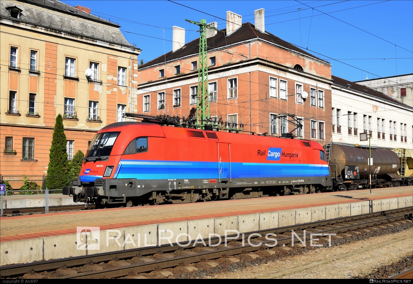 Siemens ES 64 U2 - 1116 011 operated by Rail Cargo Carrier Kft. #es64 #es64u2 #eurosprinter #kesselwagen #obb #osterreichischebundesbahnen #rch #siemens #siemensEs64 #siemensEs64u2 #siemenstaurus #tankwagon #taurus #tauruslocomotive