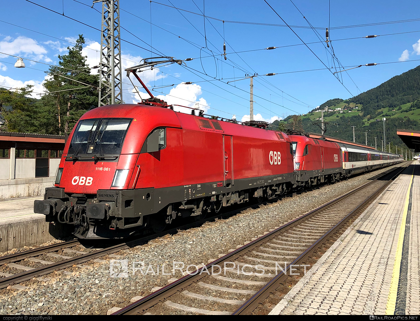 Siemens ES 64 U2 - 1116 061 operated by Österreichische Bundesbahnen #es64 #es64u2 #eurosprinter #obb #osterreichischebundesbahnen #siemens #siemensEs64 #siemensEs64u2 #siemenstaurus #taurus #tauruslocomotive