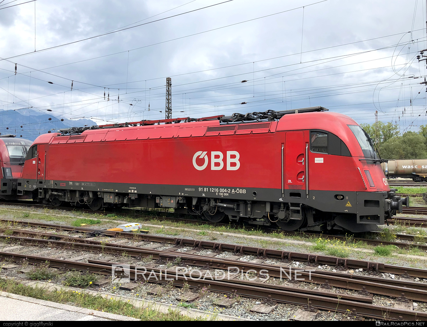 Siemens ES 64 U4 - 1216 004 operated by Österreichische Bundesbahnen #es64 #es64u4 #eurosprinter #obb #osterreichischebundesbahnen #siemens #siemensEs64 #siemensEs64u4 #siemenstaurus #taurus #tauruslocomotive