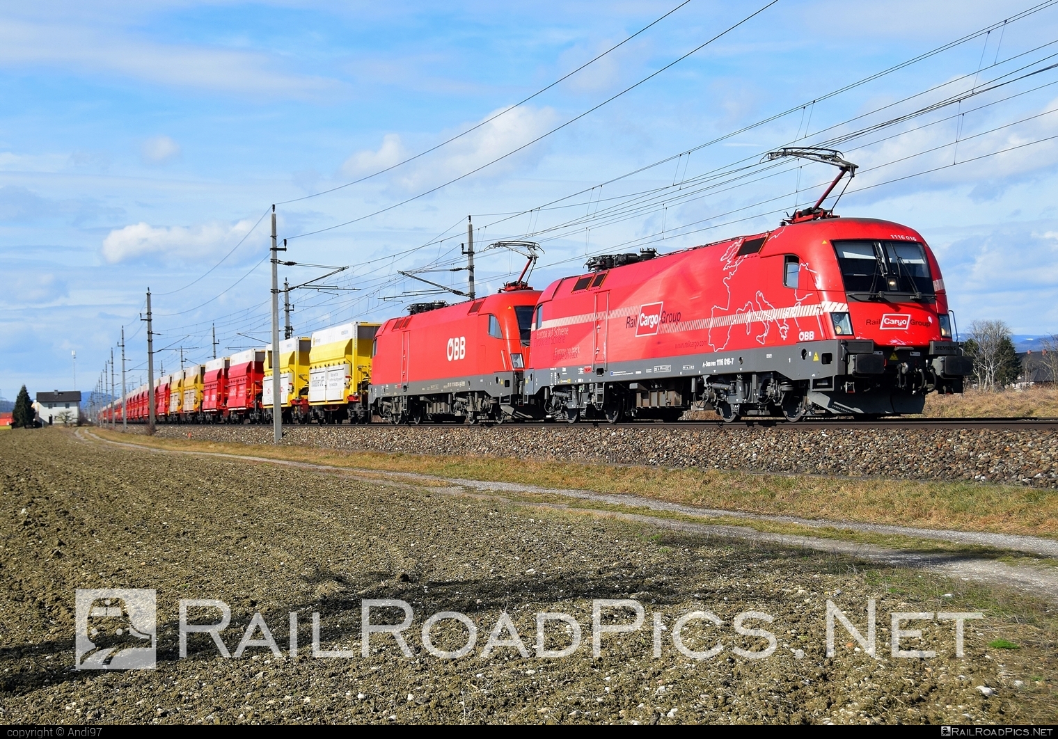 Siemens ES 64 U2 - 1116 016 operated by Rail Cargo Austria AG #es64 #es64u2 #eurosprinter #obb #osterreichischebundesbahnen #rcw #siemens #siemensEs64 #siemensEs64u2 #siemenstaurus #taurus #tauruslocomotive