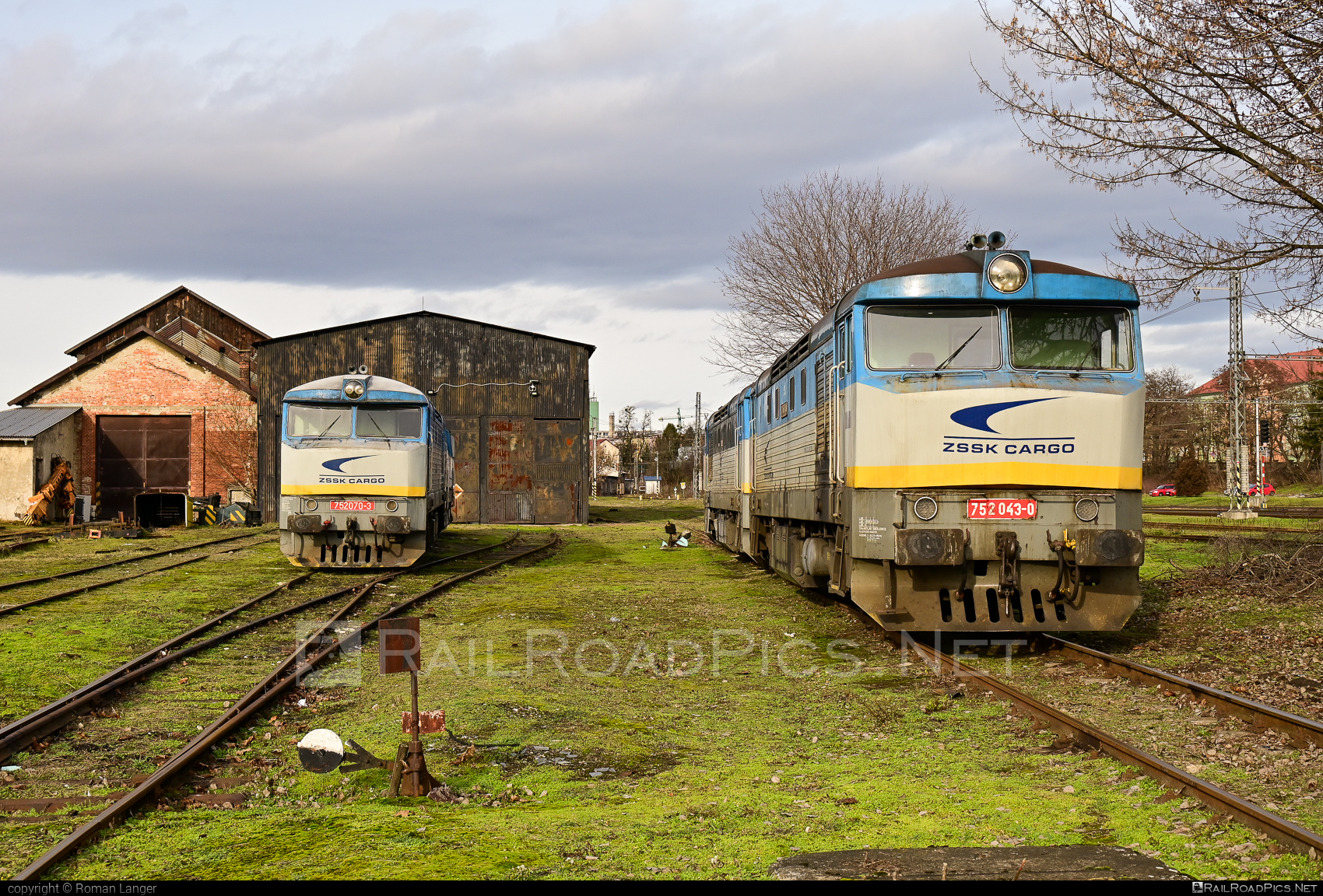 ČKD T 478.2 (752) - 752 043-0 operated by Železničná Spoločnost' Cargo Slovakia a.s. #ZeleznicnaSpolocnostCargoSlovakia #bardotka #ckd #ckd4782 #ckd752 #ckdt4782 #zamracena #zsskcargo