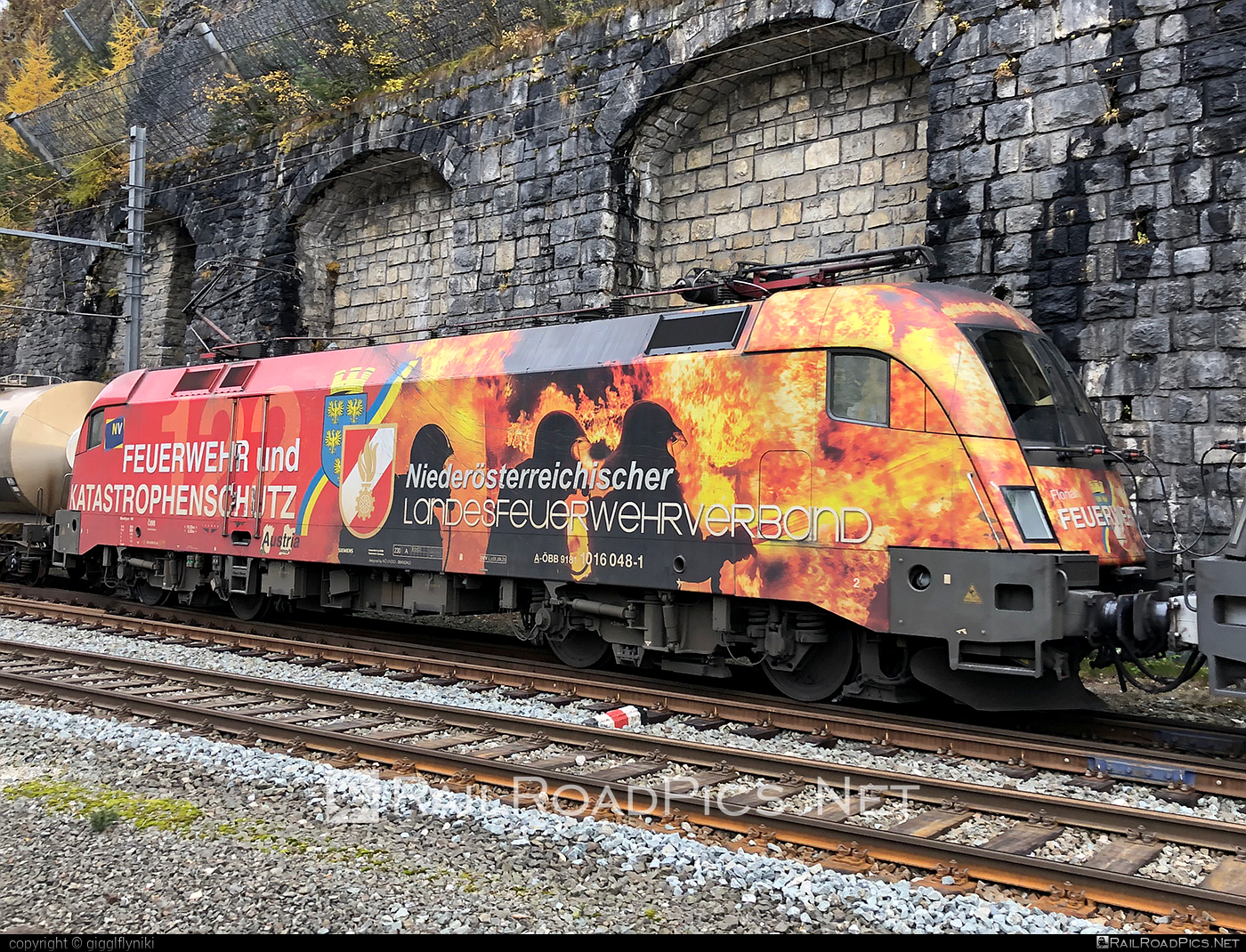 Siemens ES 64 U2 - 1016 048 operated by Rail Cargo Austria AG #es64 #es64u2 #eurosprinter #obb #osterreichischebundesbahnen #rcw #siemens #siemensEs64 #siemensEs64u2 #siemenstaurus #taurus #tauruslocomotive