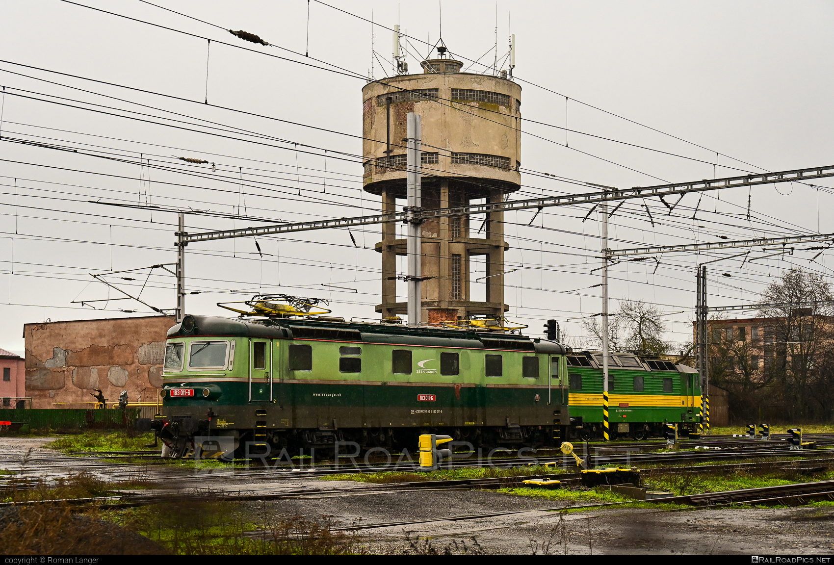 Škoda 61E - 183 011-6 operated by Železničná Spoločnost' Cargo Slovakia a.s. #ZeleznicnaSpolocnostCargoSlovakia #locomotive183 #rakana #sestikolak #sestikolo #skoda #skoda61e #zsskcargo