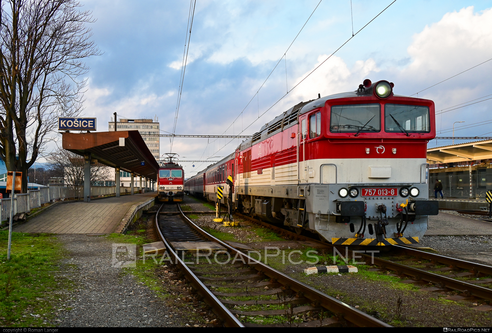 ŽOS Zvolen Class 757 - 757 013-8 operated by Železničná Spoločnost' Slovensko, a.s. #ZeleznicnaSpolocnostSlovensko #brejlovec #locomotiveclass757 #okuliarnik #zoszvolen #zssk