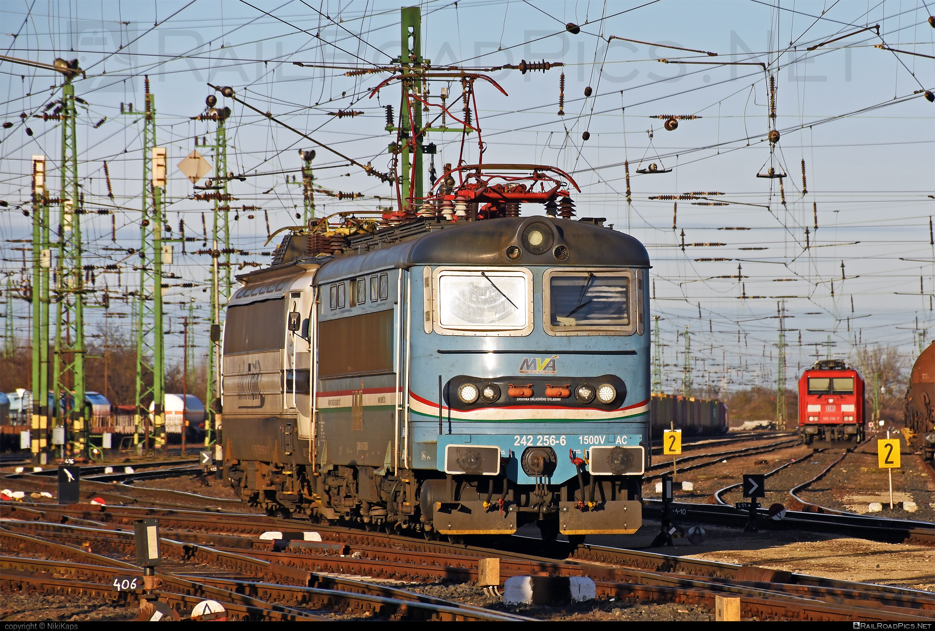 Škoda 73E - 242 256-6 operated by Magyar Vasúti Árúszállító Kft. #locomotive242 #magyarvasutiaruszallito #mva #plechac #skoda #skoda73e