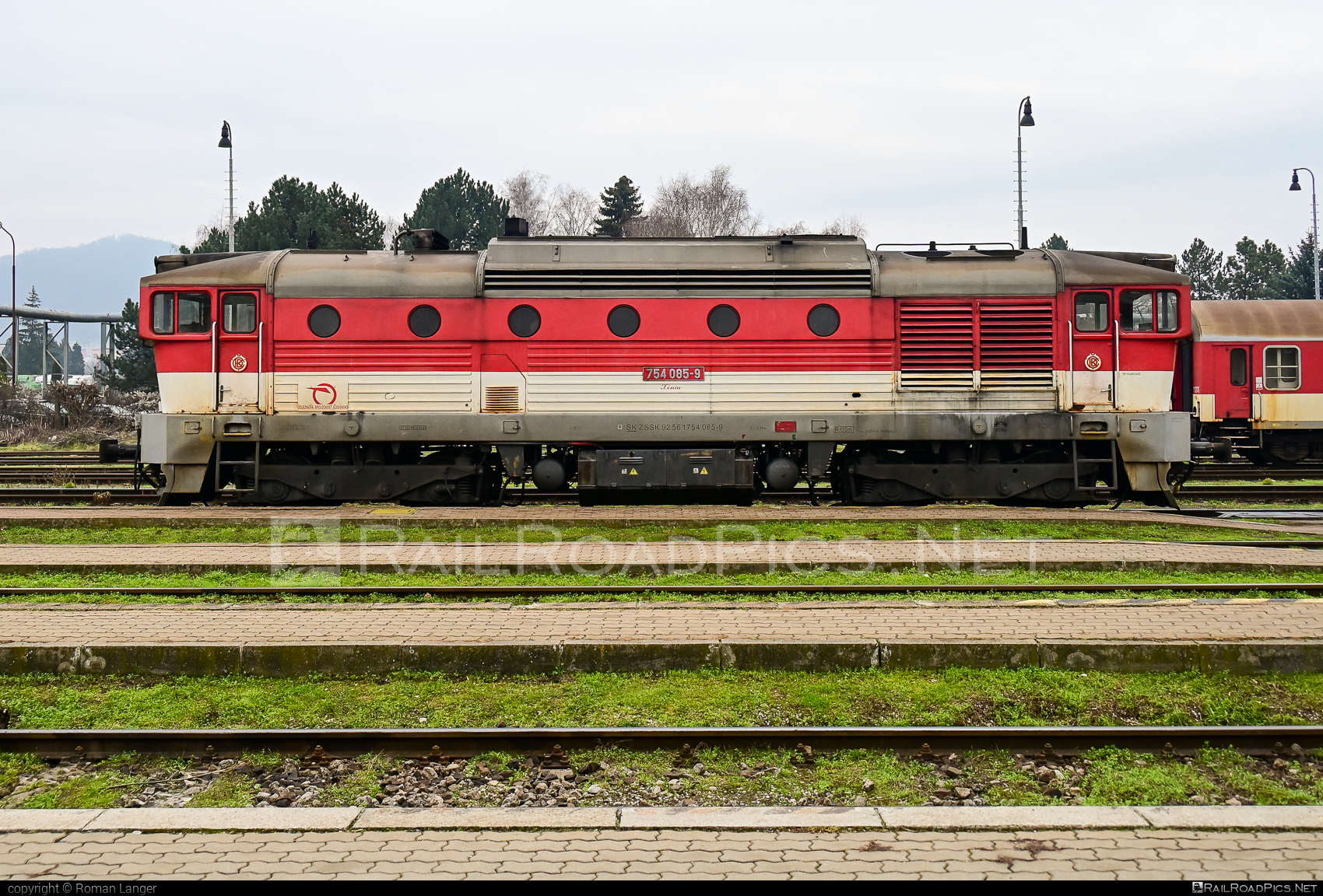 ČKD T 478.4 (754) - 754 085-9 operated by Železničná Spoločnost' Slovensko, a.s. #ZeleznicnaSpolocnostSlovensko #brejlovec #ckd #ckd4784 #ckd754 #ckdt4784 #lokomotiva754 #okuliarnik #zssk