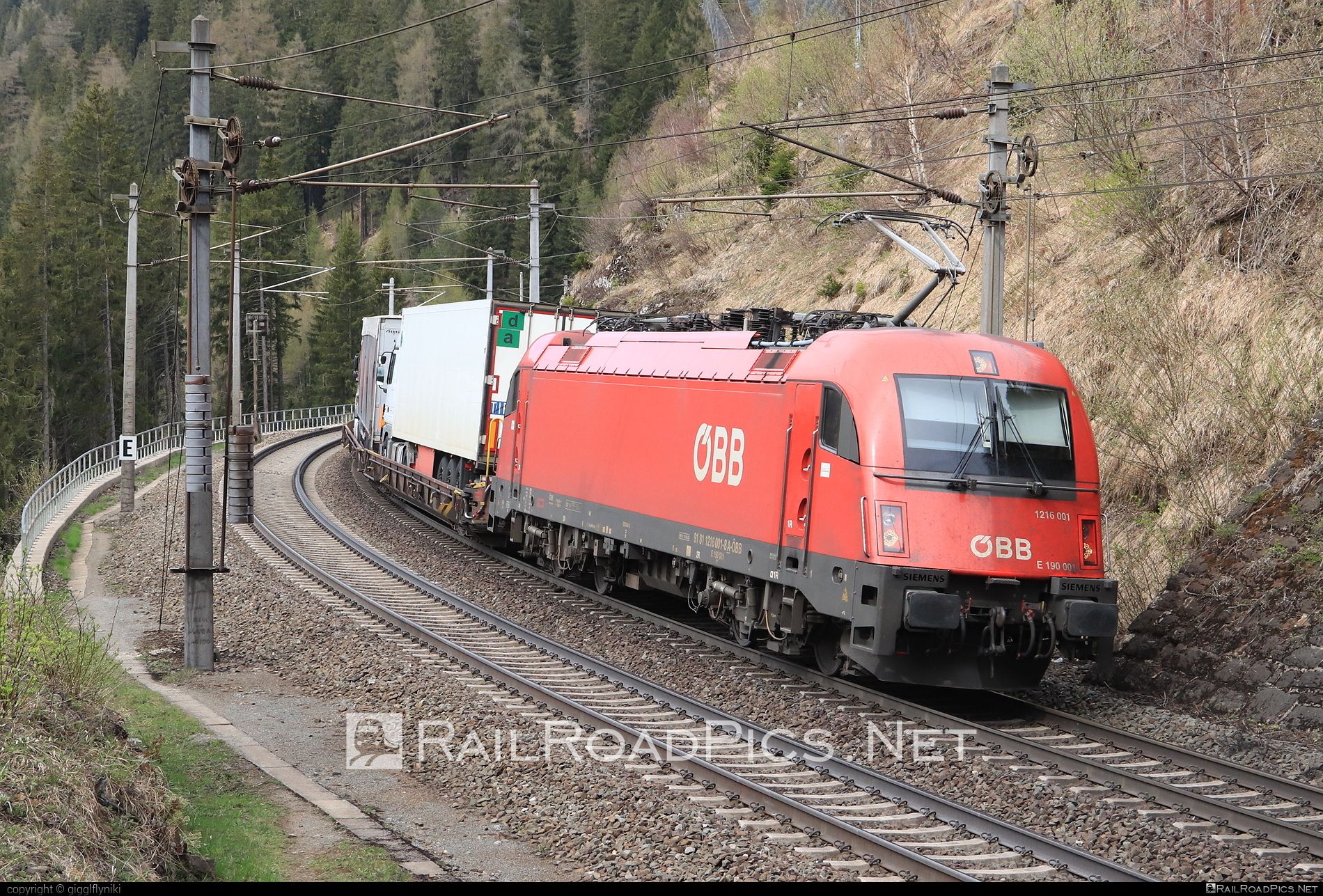Siemens ES 64 U4 - 1216 001 operated by Rail Cargo Austria AG #es64 #es64u4 #eurosprinter #flatwagon #obb #osterreichischebundesbahnen #rcw #siemens #siemensEs64 #siemensEs64u4 #siemenstaurus #tauruslocomotive #truck