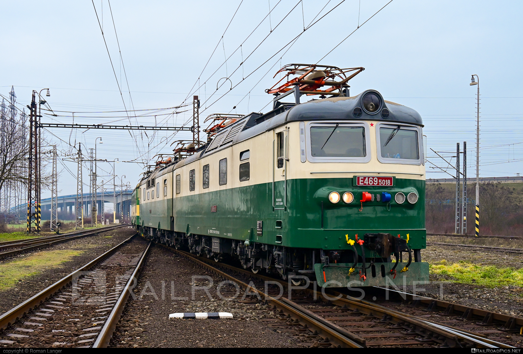 Škoda 67E - 125 818-5 operated by Železničná Spoločnost' Cargo Slovakia a.s. #CSDe4695 #ZeleznicnaSpolocnostCargoSlovakia #locomotive1258 #skoda #skoda67e #staredvojca #staredvojce #zsskcargo