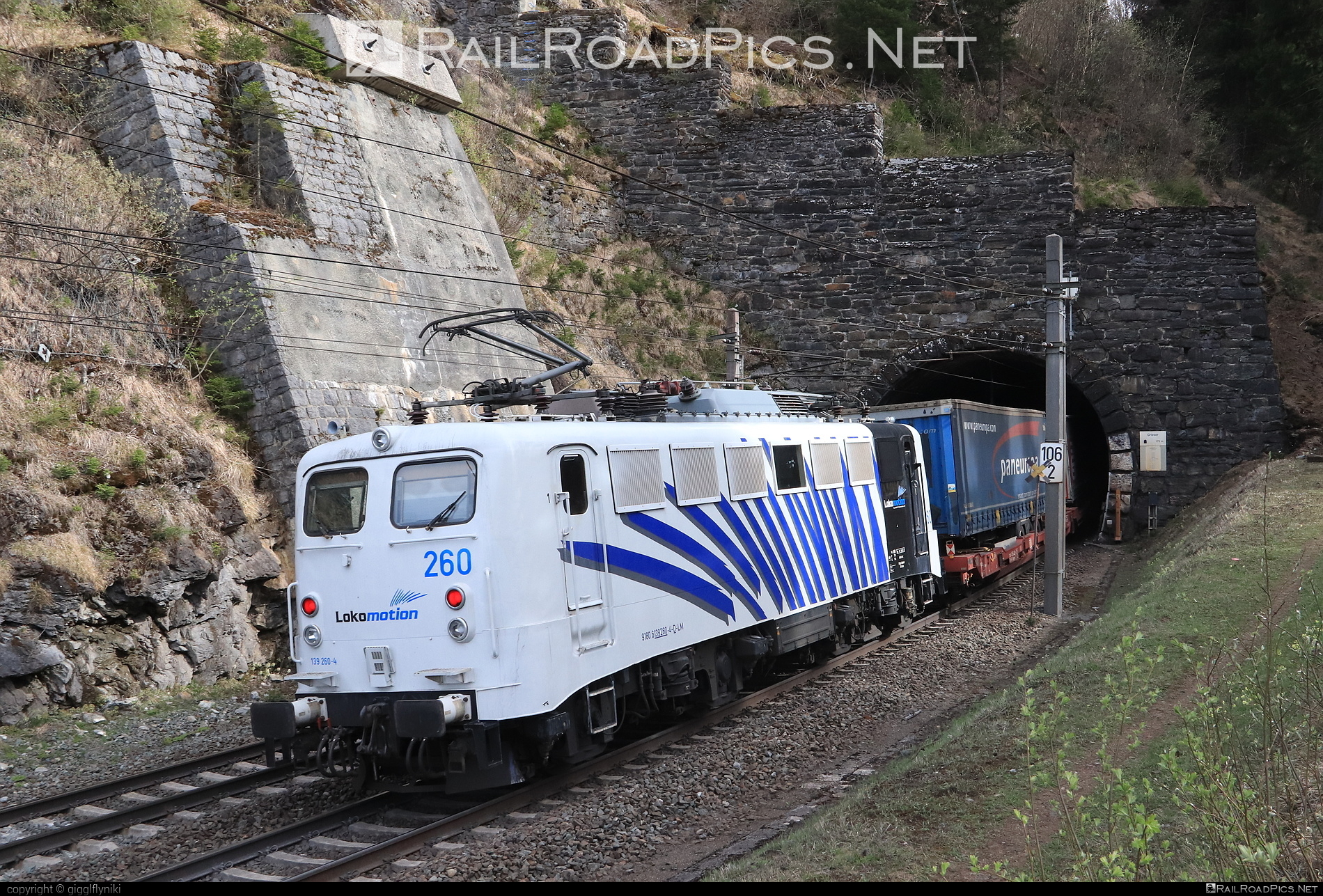 DB Class E 40 (139) - 139 260-4 operated by Lokomotion Gesellschaft für Schienentraktion mbH #LokomotionGesellschaftFurSchienentraktion #dbClass139 #dbClassE40 #flatwagon #lokomotion #semitrailer #tunnel