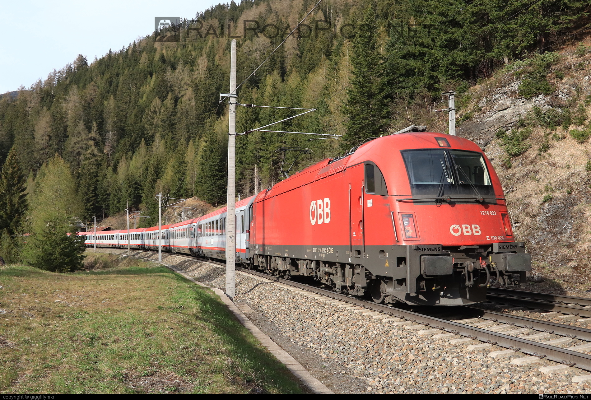 Siemens ES 64 U4 - 1216 023 operated by Österreichische Bundesbahnen #es64 #es64u4 #eurosprinter #obb #osterreichischebundesbahnen #siemens #siemensEs64 #siemensEs64u4 #siemenstaurus #taurus #tauruslocomotive
