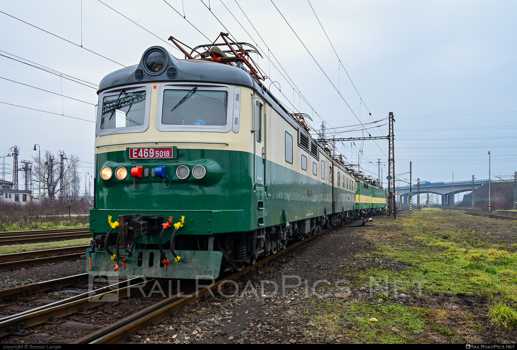 Škoda 67E - 125 818-5 operated by Železničná Spoločnost' Cargo Slovakia a.s. #CSDe4695 #ZeleznicnaSpolocnostCargoSlovakia #locomotive1258 #skoda #skoda67e #staredvojca #staredvojce #zsskcargo