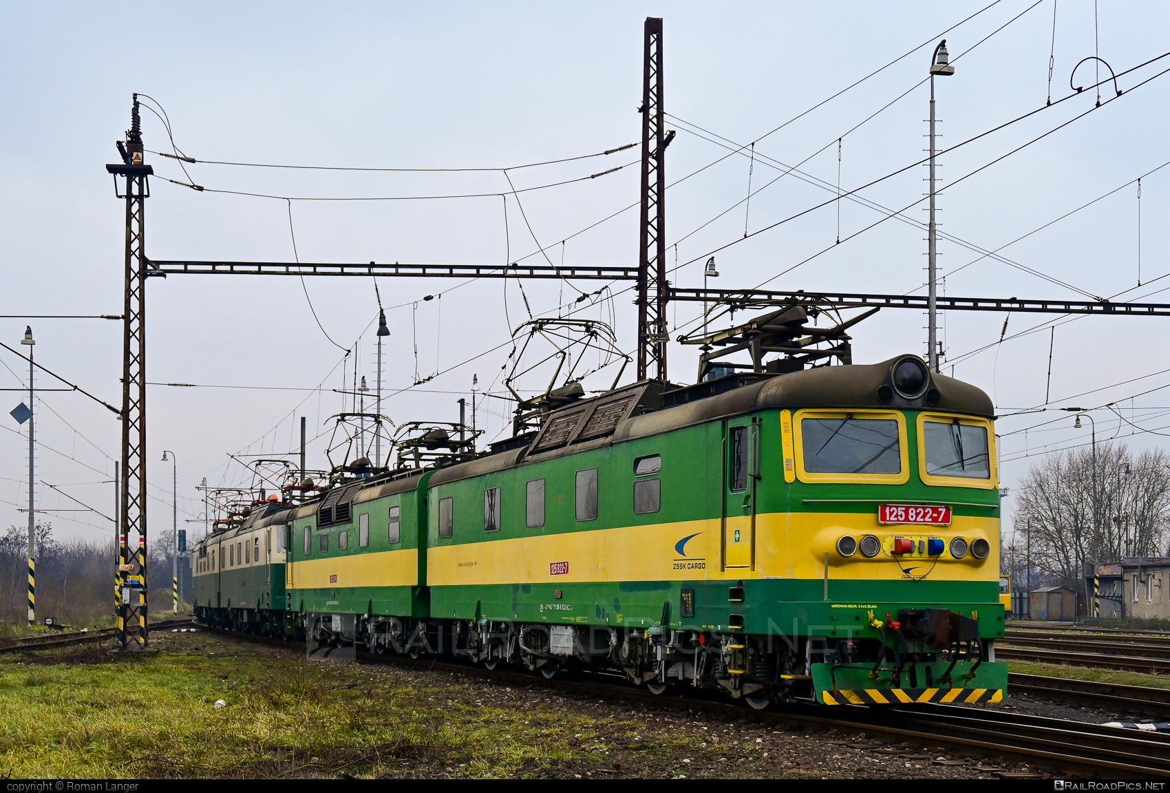 Škoda 67E - 125 822-7 operated by Železničná Spoločnost' Cargo Slovakia a.s. #CSDe4695 #ZeleznicnaSpolocnostCargoSlovakia #locomotive1258 #skoda #skoda67e #staredvojca #staredvojce #zsskcargo
