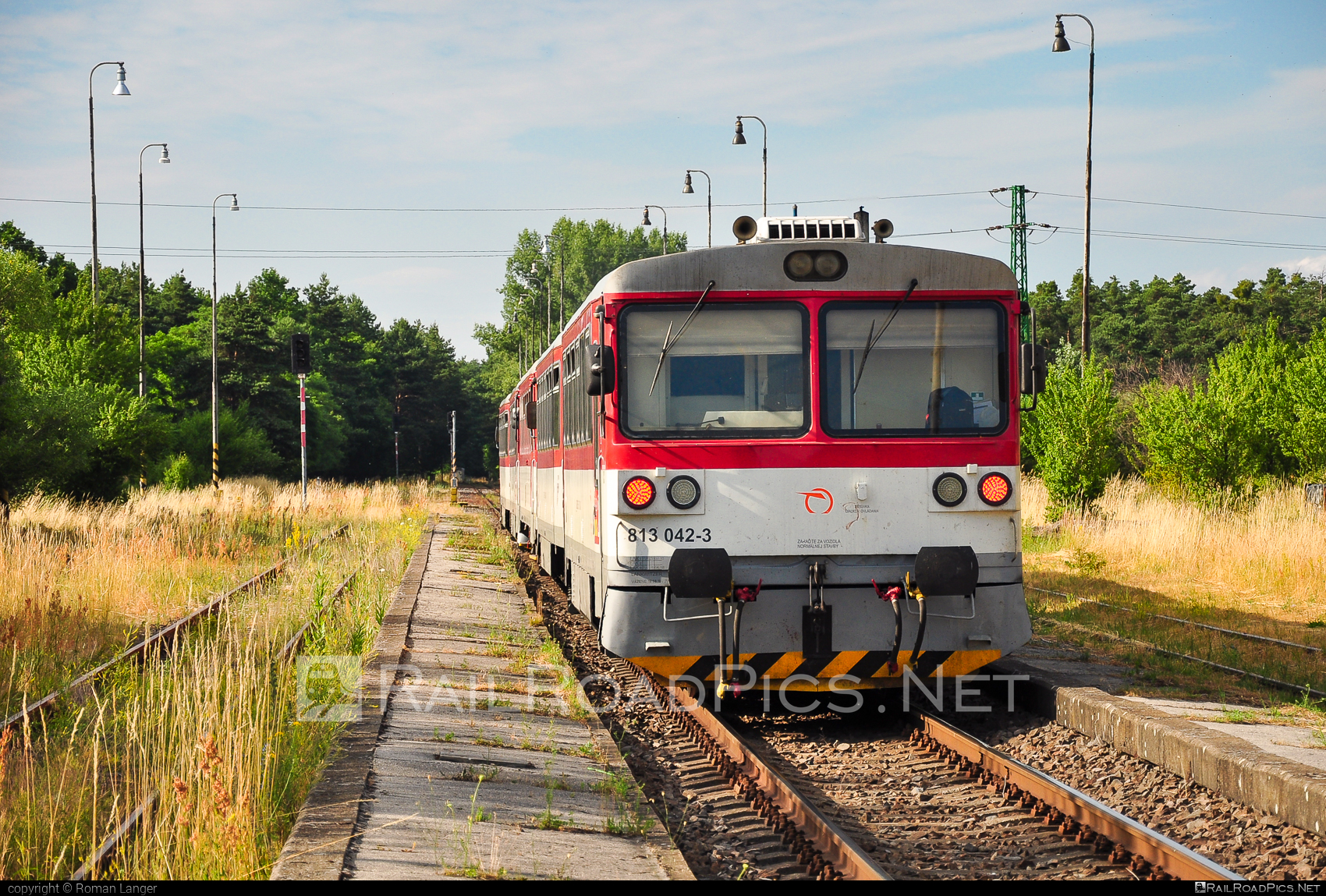 ŽOS Zvolen Class 813.0/913.0 - 813 042-3 operated by Železničná Spoločnost' Slovensko, a.s. #ZeleznicnaSpolocnostSlovensko #bageta #zoszvolen #zoszvolen8130 #zoszvolen9130 #zssk