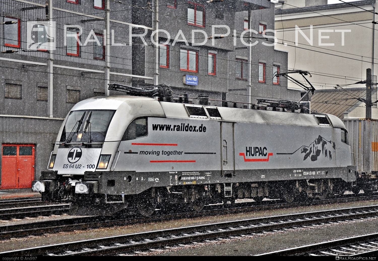 Siemens ES 64 U2 - 182 600-7 operated by Wiener Lokalbahnen Cargo GmbH #es64 #es64u2 #eurosprinter #hupac #hupacSA #siemens #siemensEs64 #siemensEs64u2 #siemenstaurus #taurus #tauruslocomotive #wienerlokalbahnencargo #wienerlokalbahnencargogmbh #wlc