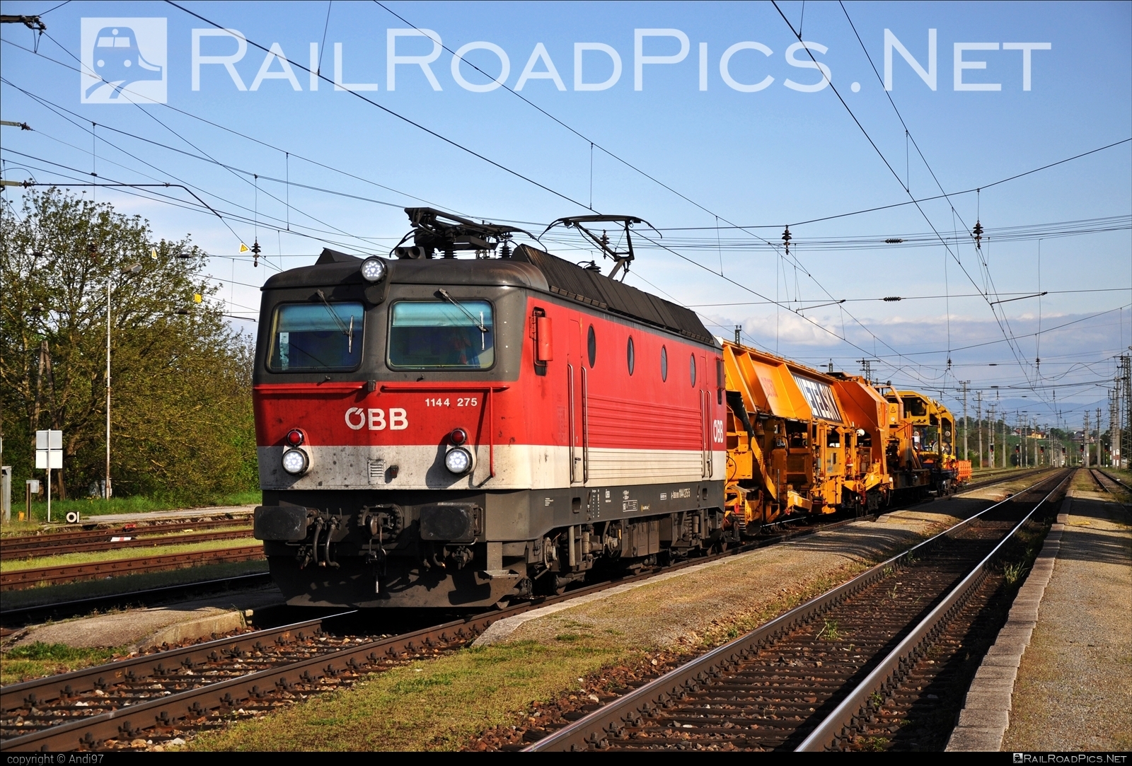 SGP 1144 - 1144 275 operated by Rail Cargo Austria AG #obb #obb1144 #obbClass1144 #osterreichischebundesbahnen #rcw #sgp #sgp1144 #simmeringgrazpauker #swietelsky