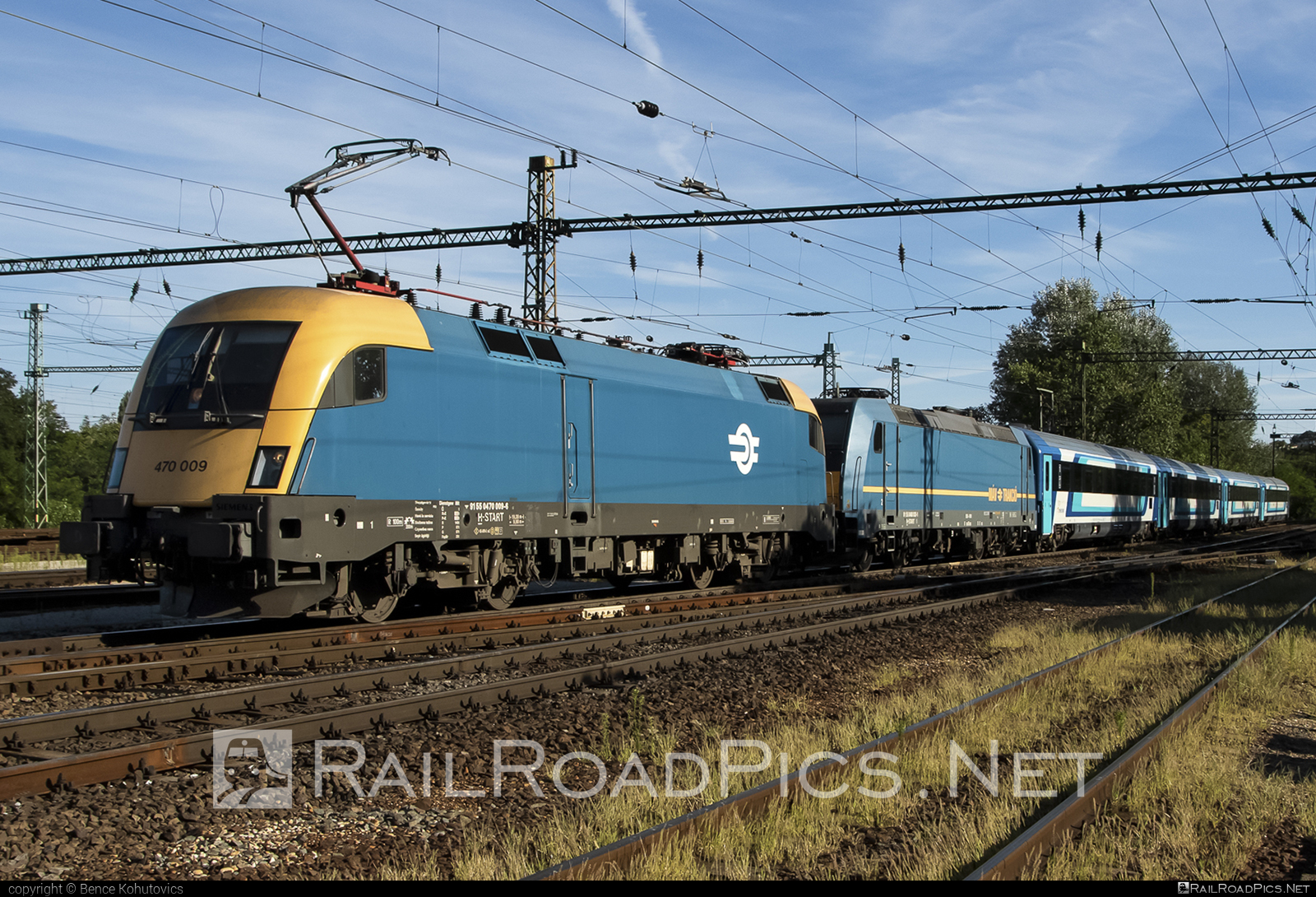 Siemens ES 64 U2 - 470 009 operated by MÁV-START ZRt. #es64 #es64u2 #eurosprinter #mav #mavstart #mavstartzrt #siemens #siemenses64 #siemenses64u2 #siemenstaurus #taurus #tauruslocomotive