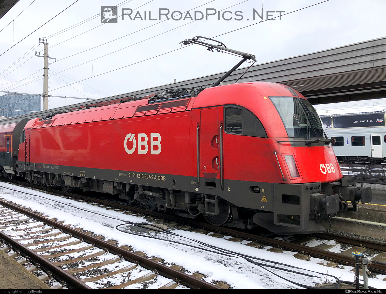 Siemens ES 64 U4 - 1216 227 operated by Österreichische Bundesbahnen #es64 #es64u4 #eurosprinter #obb #osterreichischebundesbahnen #siemens #siemensEs64 #siemensEs64u4 #siemenstaurus #taurus #tauruslocomotive
