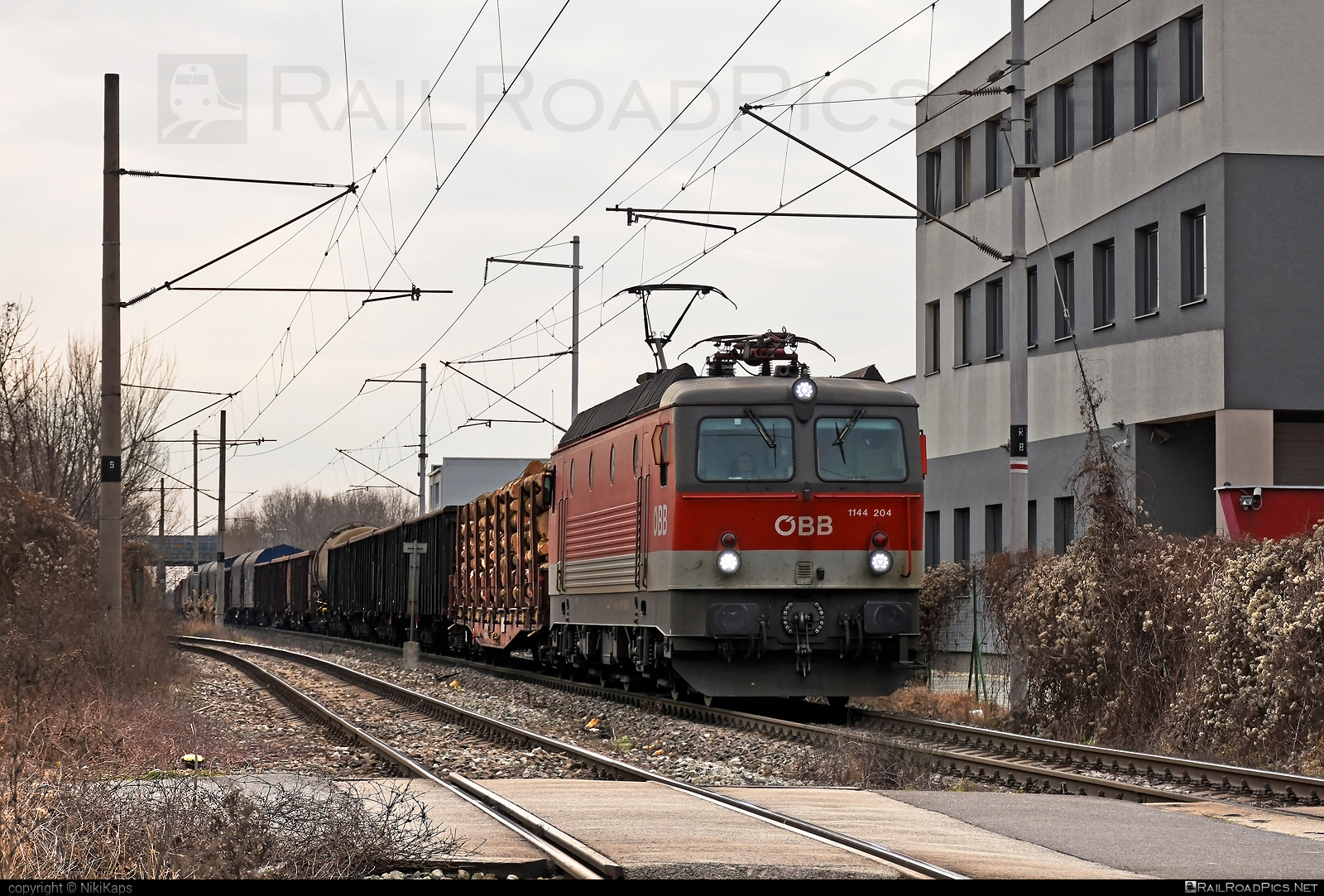 SGP ÖBB Class 1144 - 1144 204 operated by Rail Cargo Austria AG #mixofcargo #obb #obb1144 #obbClass1144 #osterreichischebundesbahnen #rcw #sgp #sgp1144 #simmeringgrazpauker