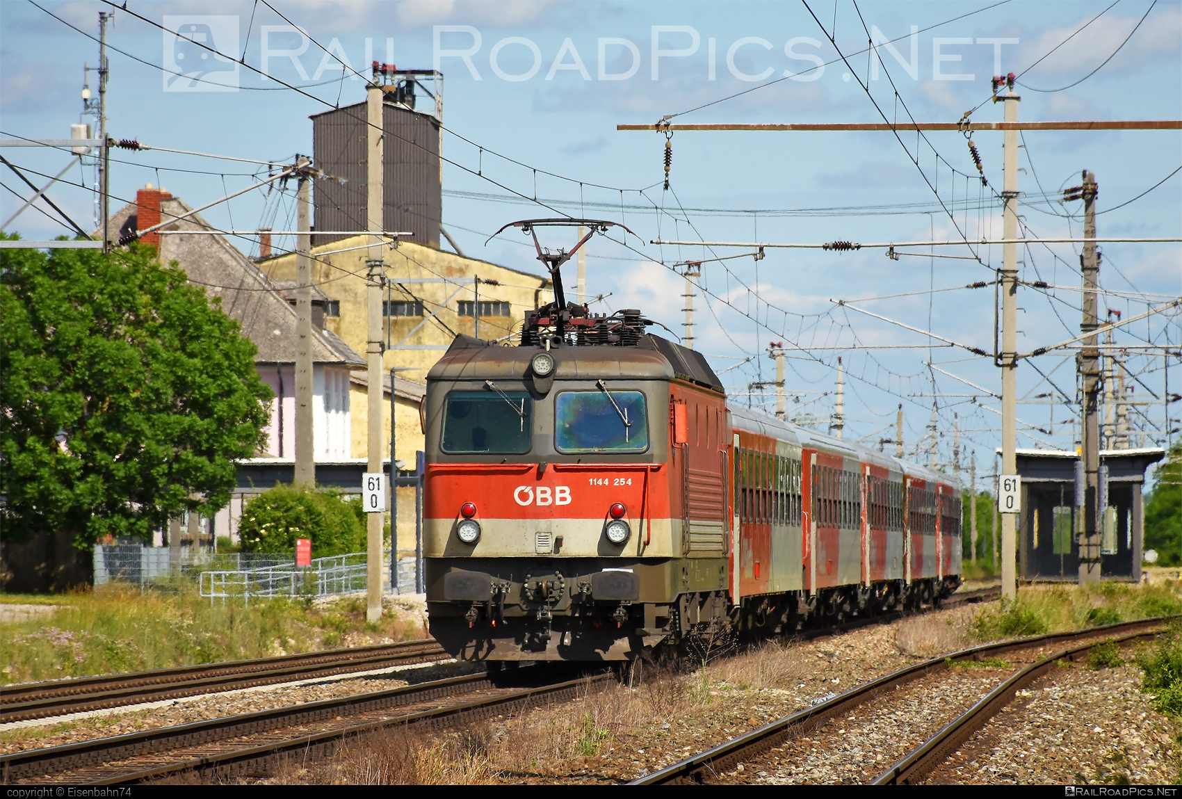 SGP 1144 - 1144 254 operated by Rail Cargo Austria AG #cityshuttle #obb #obb1144 #obbClass1144 #osterreichischebundesbahnen #sgp #sgp1144 #simmeringgrazpauker