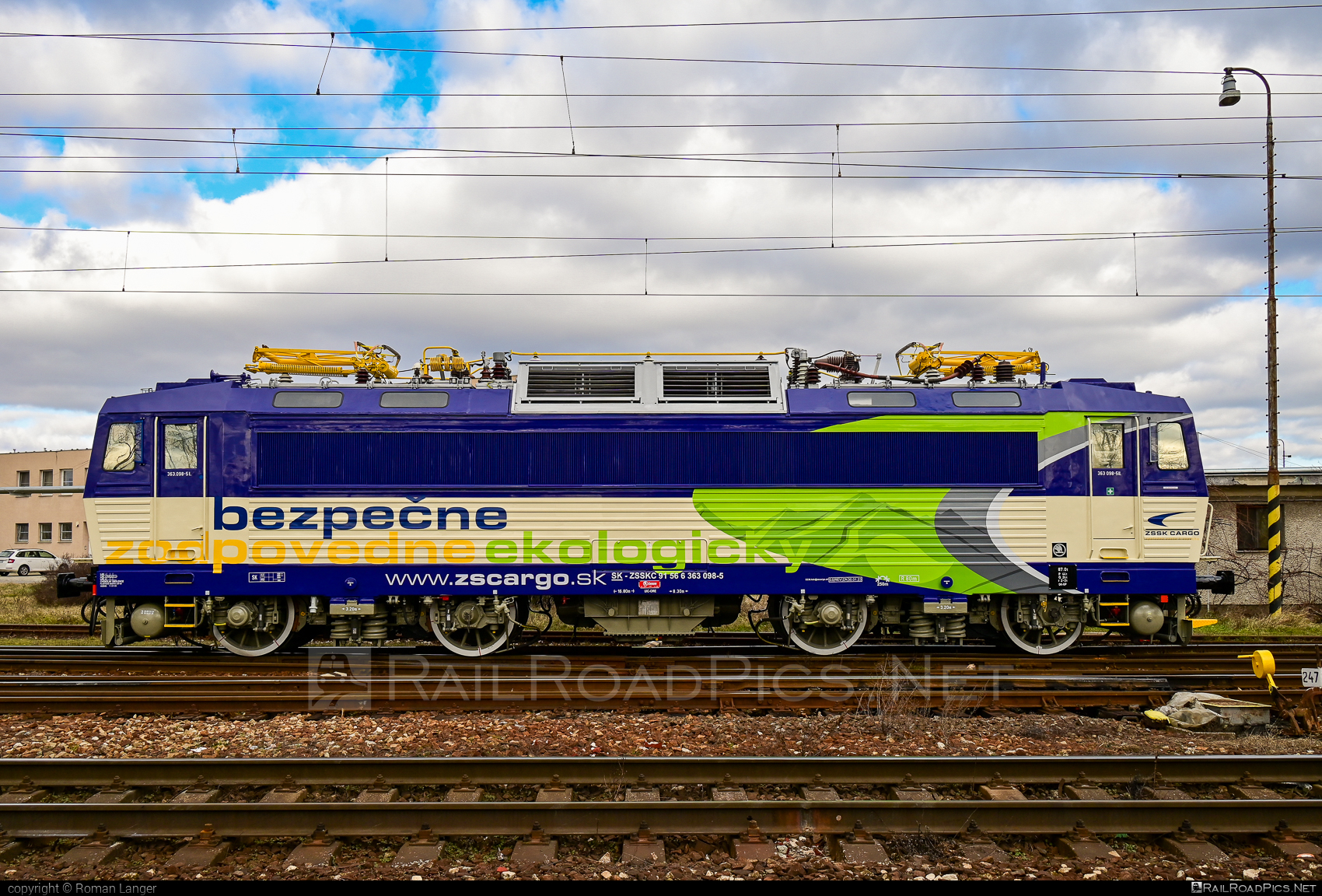 Škoda 69E - 363 098-5 operated by Železničná Spoločnost' Cargo Slovakia a.s. #ZeleznicnaSpolocnostCargoSlovakia #es4991 #eso #locomotive363 #skoda #skoda69e #zsskcargo