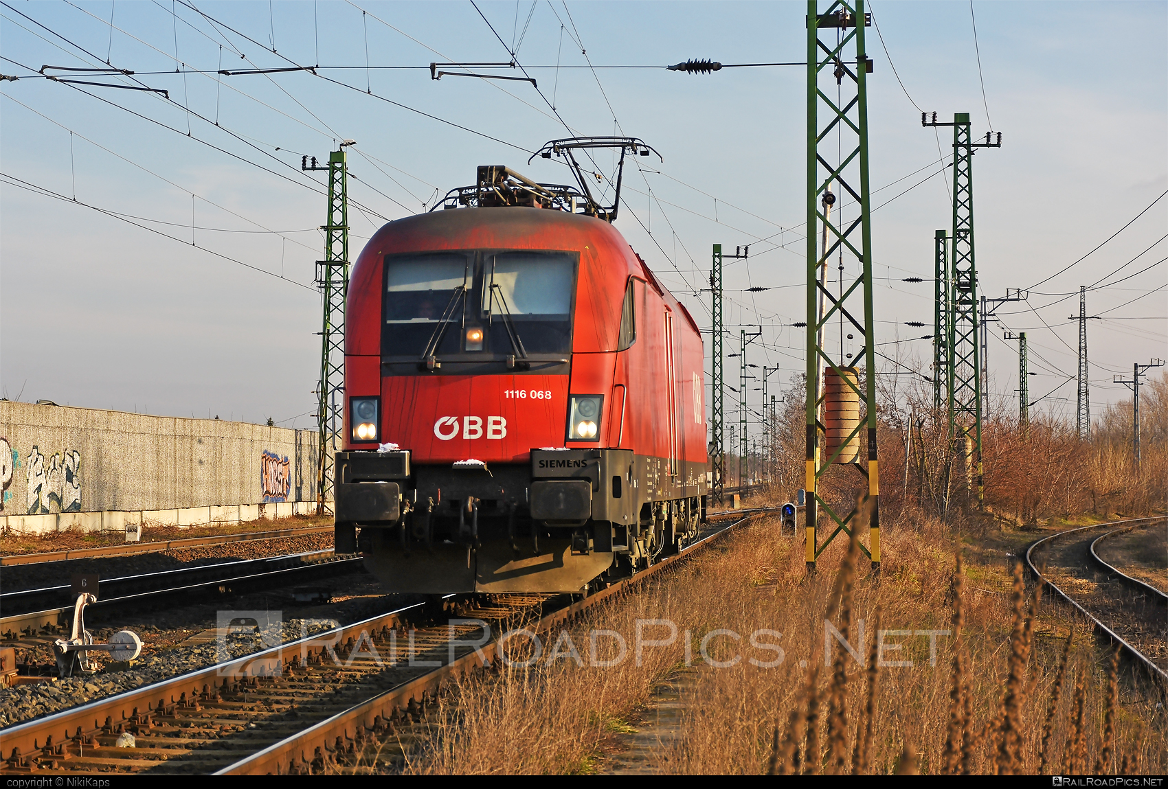 Siemens ES 64 U2 - 1116 068 operated by Rail Cargo Austria AG #es64 #es64u2 #eurosprinter #obb #osterreichischebundesbahnen #rcw #siemens #siemensEs64 #siemensEs64u2 #siemenstaurus #taurus #tauruslocomotive