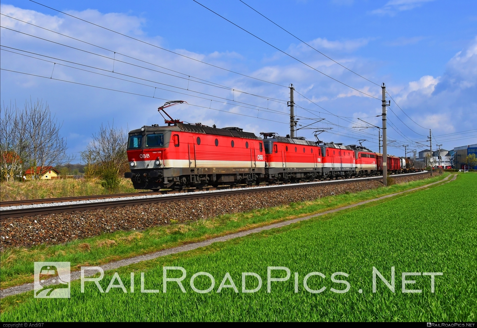 SGP 1144 - 1144 236 operated by Rail Cargo Austria AG #mixofcargo #obb #obb1144 #obbClass1144 #osterreichischebundesbahnen #rcw #sgp #sgp1144 #simmeringgrazpauker