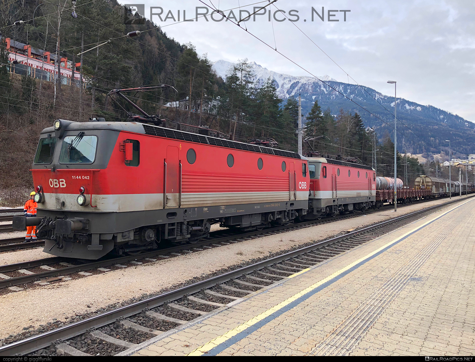 SGP 1144 - 1144 042 operated by Rail Cargo Austria AG #mixofcargo #obb #obb1144 #obbClass1144 #osterreichischebundesbahnen #rcw #sgp #sgp1144 #simmeringgrazpauker