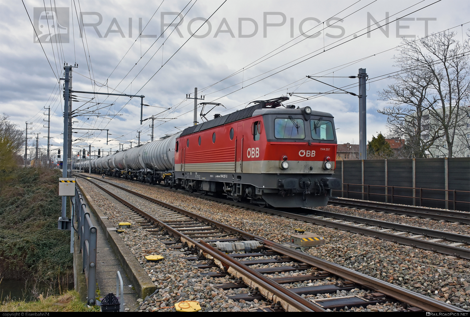 SGP 1144 - 1144 257 operated by Rail Cargo Austria AG #bridge #kesselwagen #obb #obb1144 #obbClass1144 #osterreichischebundesbahnen #rcw #sgp #sgp1144 #simmeringgrazpauker #tankwagon