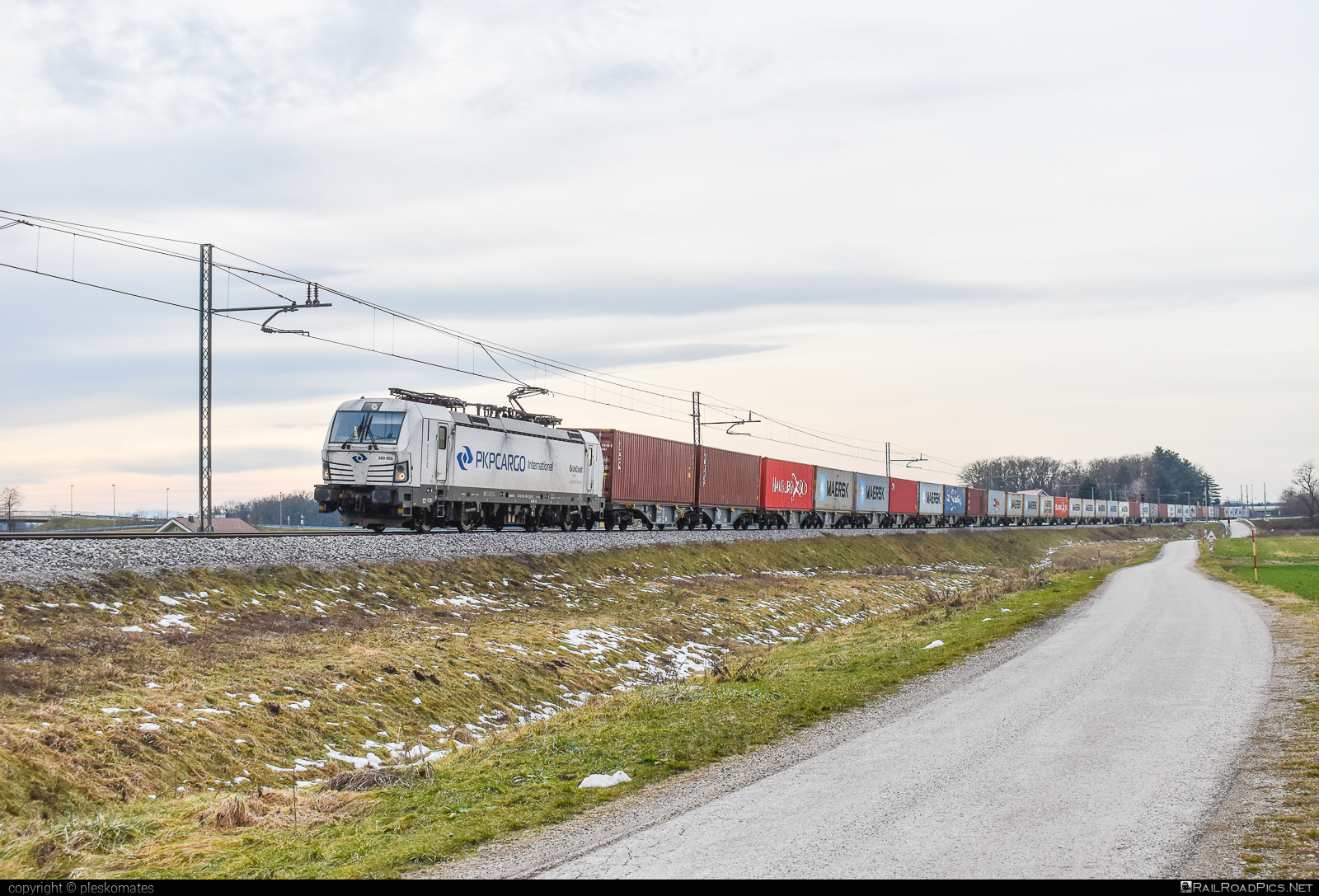 Siemens Vectron MS - 383 055 operated by PKP CARGO INTERNATIONAL a.s. #container #flatwagon #maersk #pkpcargointernational #pkpcargointernationalas #pkpci #siemens #siemensVectron #siemensVectronMS #vectron #vectronMS