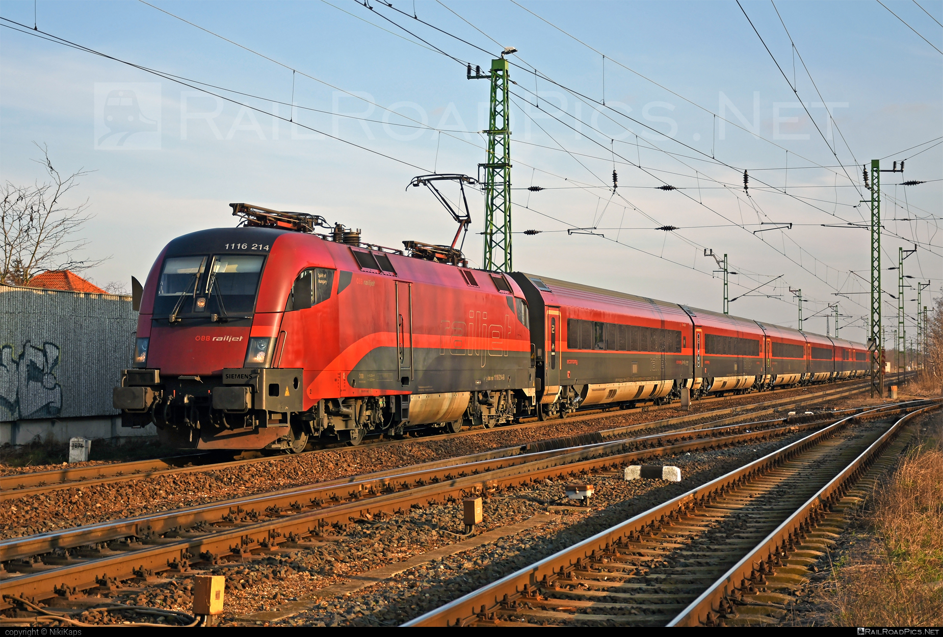 Siemens ES 64 U2 - 1116 214 operated by Österreichische Bundesbahnen #es64 #es64u2 #eurosprinter #obb #obbrailjet #osterreichischebundesbahnen #railjet #siemens #siemensEs64 #siemensEs64u2 #siemenstaurus #taurus #tauruslocomotive
