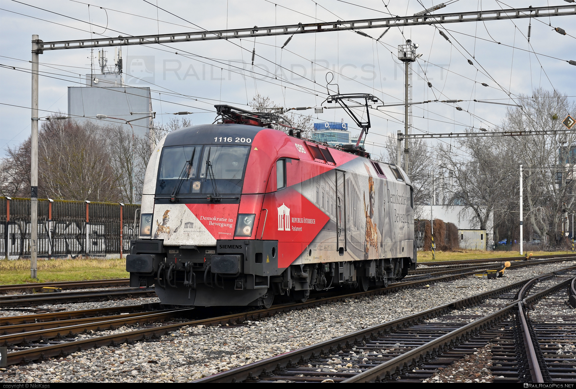Siemens ES 64 U2 - 1116 200 operated by Rail Cargo Austria AG #es64 #es64u2 #eurosprinter #obb #osterreichischebundesbahnen #rcw #siemens #siemensEs64 #siemensEs64u2 #siemenstaurus #taurus #tauruslocomotive