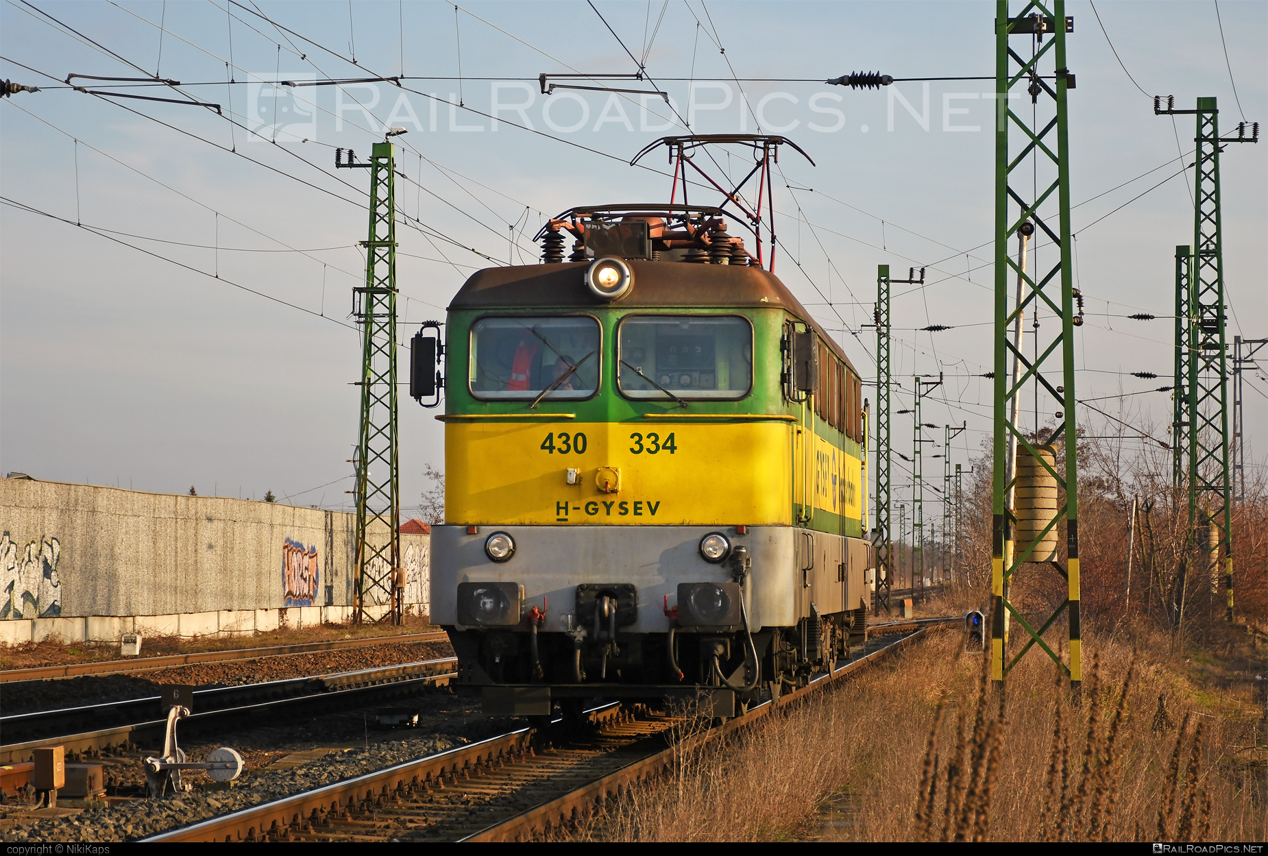 Ganz-MÁVAG VM14-23 - 430 334 operated by GYSEV Cargo Zrt #ganz43 #ganz431 #ganzmavag #ganzmavag43 #ganzmavag431 #ganzmavagvm1423 #gyorsopronebenfurtivasutreszvenytarsasag #gysev #gysevcargo #v43locomotive