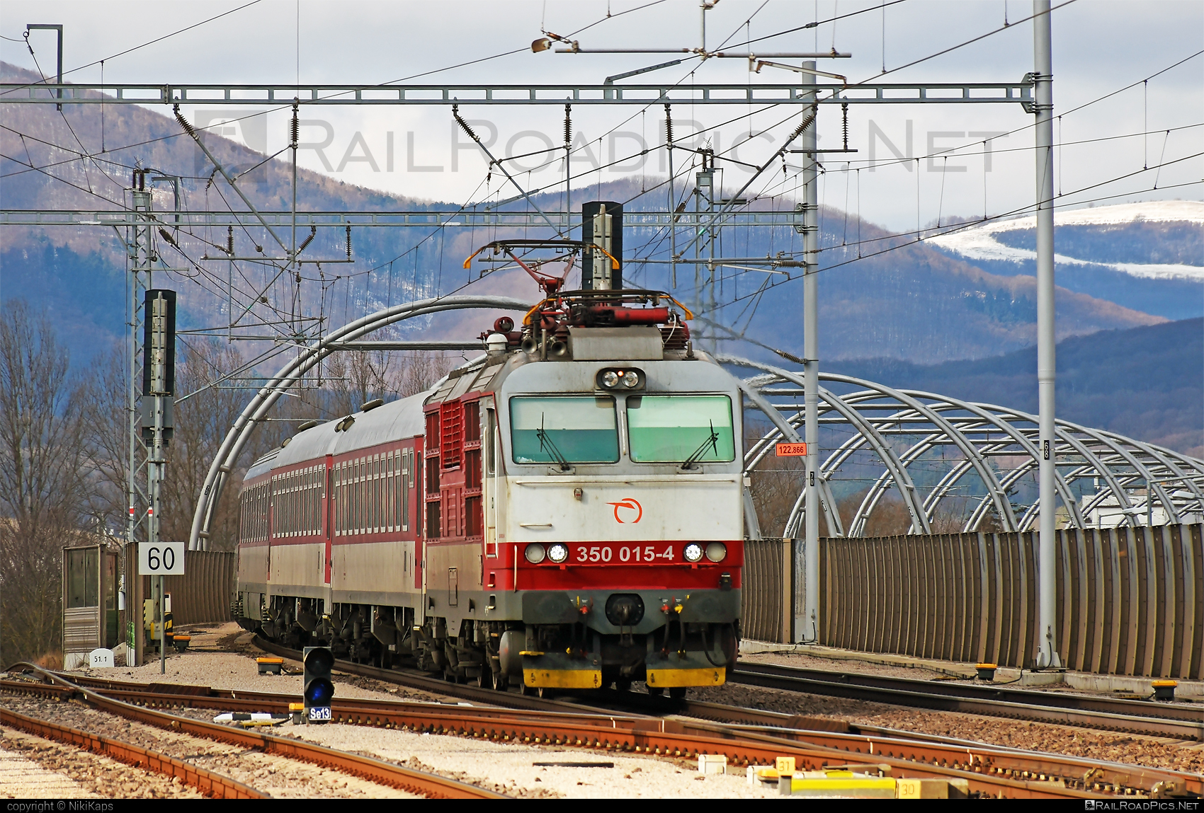 Škoda 55E - 350 015-4 operated by Železničná Spoločnost' Slovensko, a.s. #ZeleznicnaSpolocnostSlovensko #bridge #gorila #locomotive350 #skoda #skoda55e #zssk