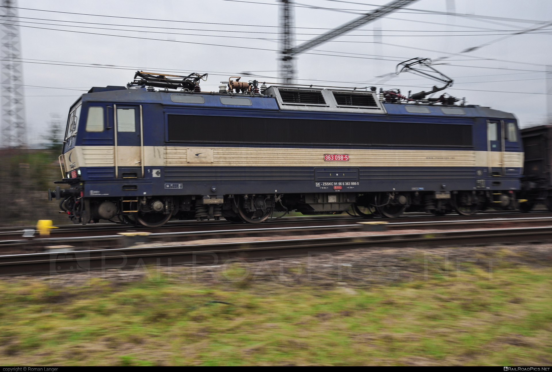 Škoda 69E - 363 098-5 operated by Železničná Spoločnost' Cargo Slovakia a.s. #ZeleznicnaSpolocnostCargoSlovakia #es4991 #eso #locomotive363 #skoda #skoda69e #zsskcargo