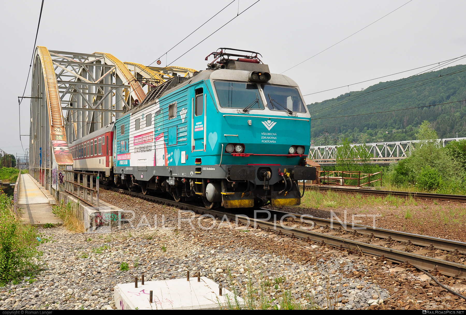 Škoda 55E - 350 007-1 operated by Železničná Spoločnost' Slovensko, a.s. #ZeleznicnaSpolocnostSlovensko #bridge #gorila #locomotive350 #skoda #skoda55e #zssk