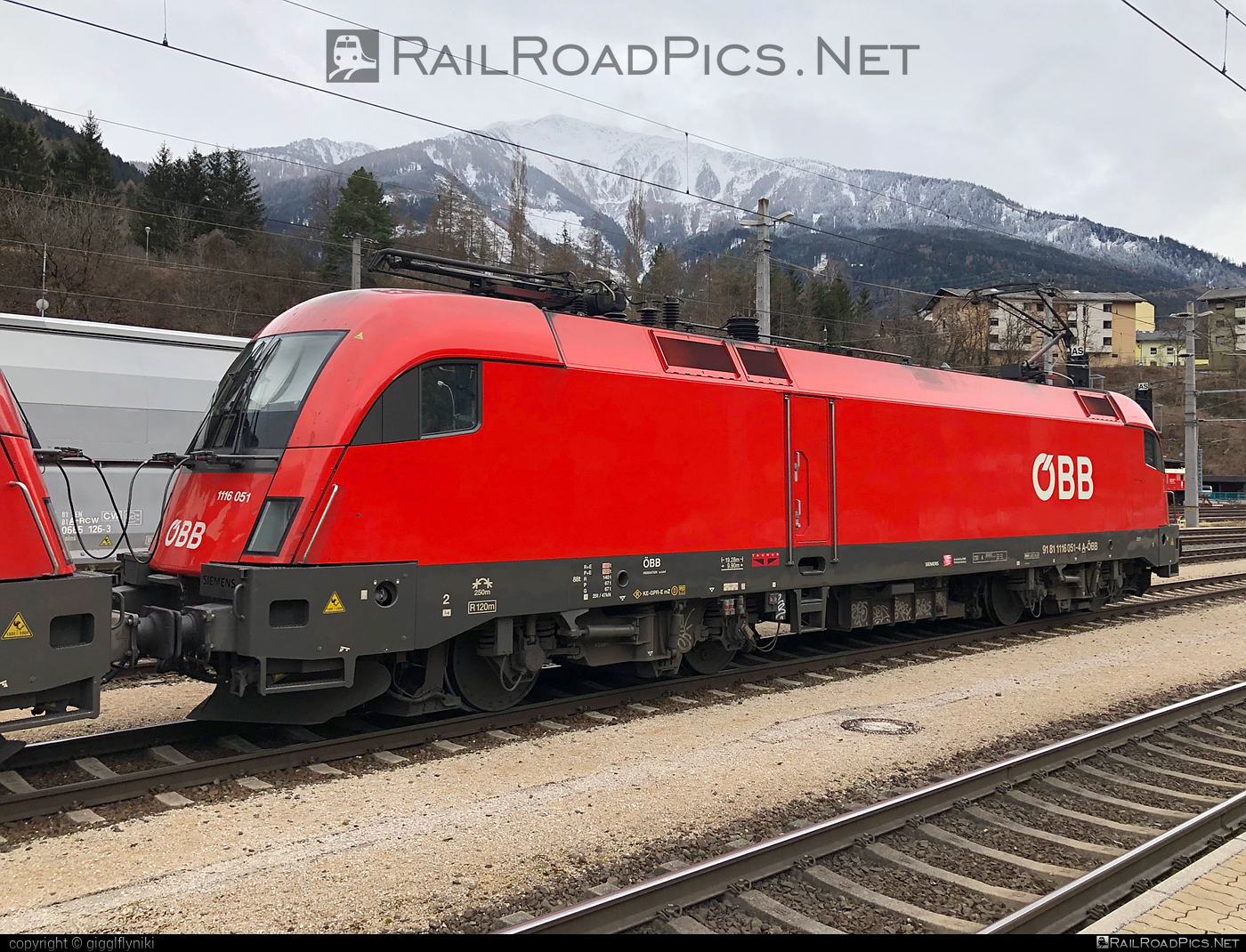 Siemens ES 64 U2 - 1116 051 operated by Rail Cargo Austria AG #es64 #es64u2 #eurosprinter #obb #osterreichischebundesbahnen #rcw #siemens #siemensEs64 #siemensEs64u2 #siemenstaurus #taurus #tauruslocomotive