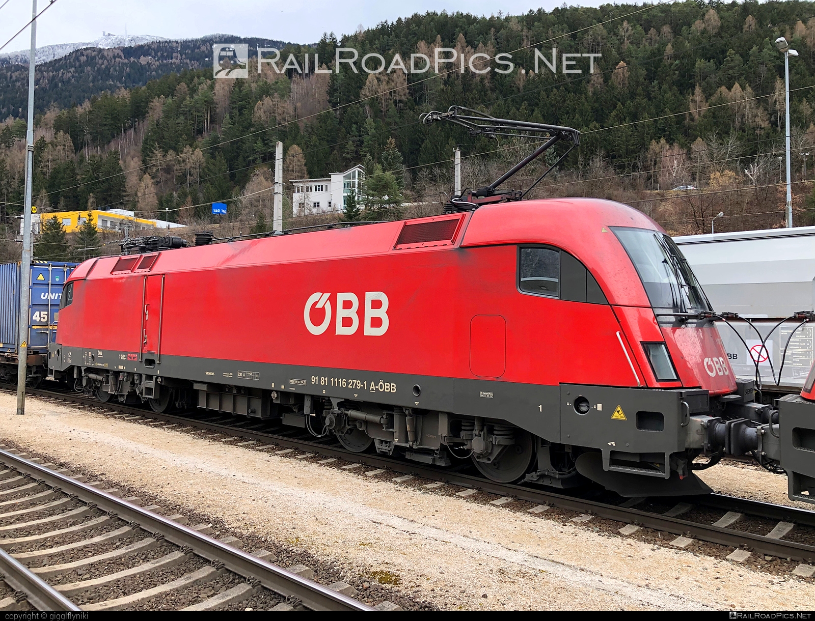 Siemens ES 64 U2 - 1116 279 operated by Rail Cargo Austria AG #es64 #es64u2 #eurosprinter #obb #osterreichischebundesbahnen #rcw #siemens #siemensEs64 #siemensEs64u2 #siemenstaurus #taurus #tauruslocomotive