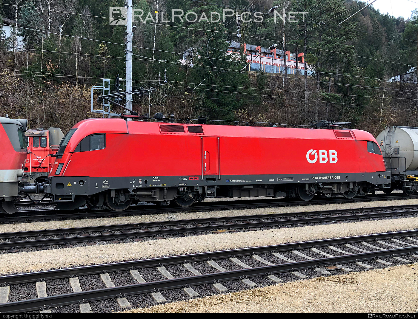 Siemens ES 64 U2 - 1116 087 operated by Rail Cargo Austria AG #es64 #es64u2 #eurosprinter #obb #osterreichischebundesbahnen #rcw #siemens #siemensEs64 #siemensEs64u2 #siemenstaurus #taurus #tauruslocomotive