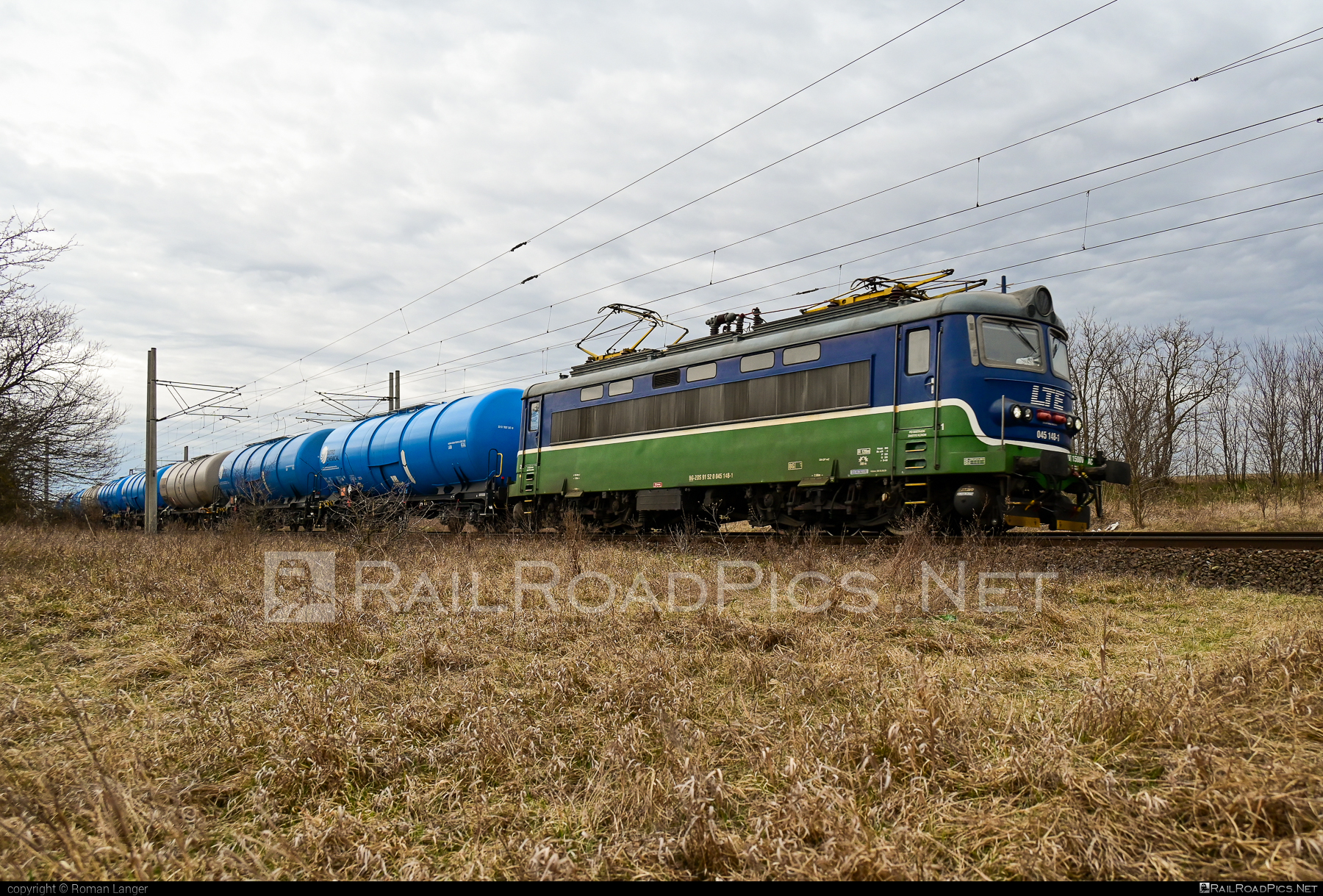 Škoda 73E - 045 148-1 operated by LTE Logistik a Transport Slovakia, s.r.o. #kesselwagen #locomotive242 #lte #plechac #skoda #skoda73e #tankwagon #zoszvolen