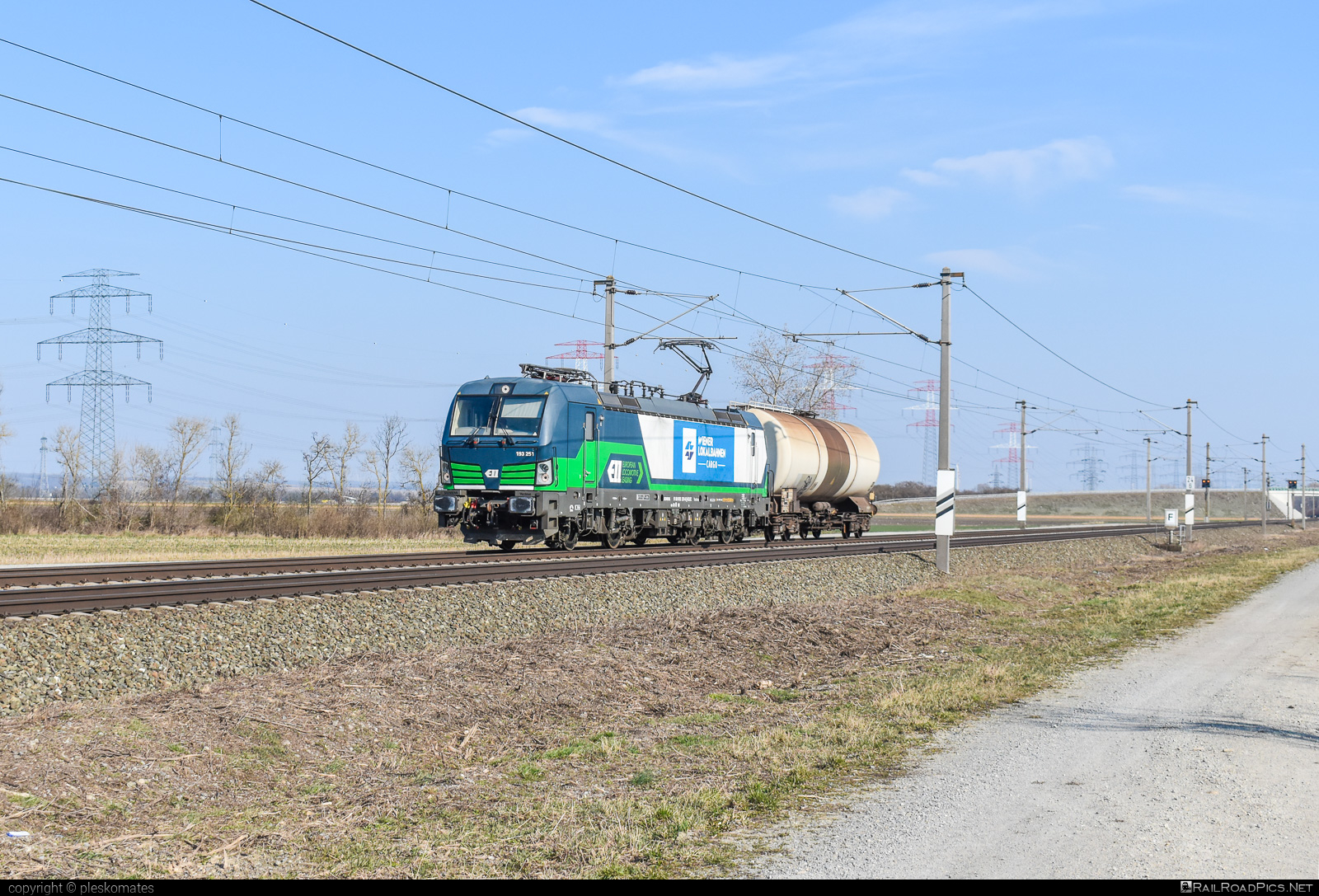 Siemens Vectron AC - 193 251 operated by Wiener Lokalbahnen Cargo GmbH #ell #ellgermany #eloc #europeanlocomotiveleasing #kesselwagen #siemens #siemensVectron #siemensVectronAC #tankwagon #vectron #vectronAC #wienerlokalbahnencargo #wienerlokalbahnencargogmbh #wlc
