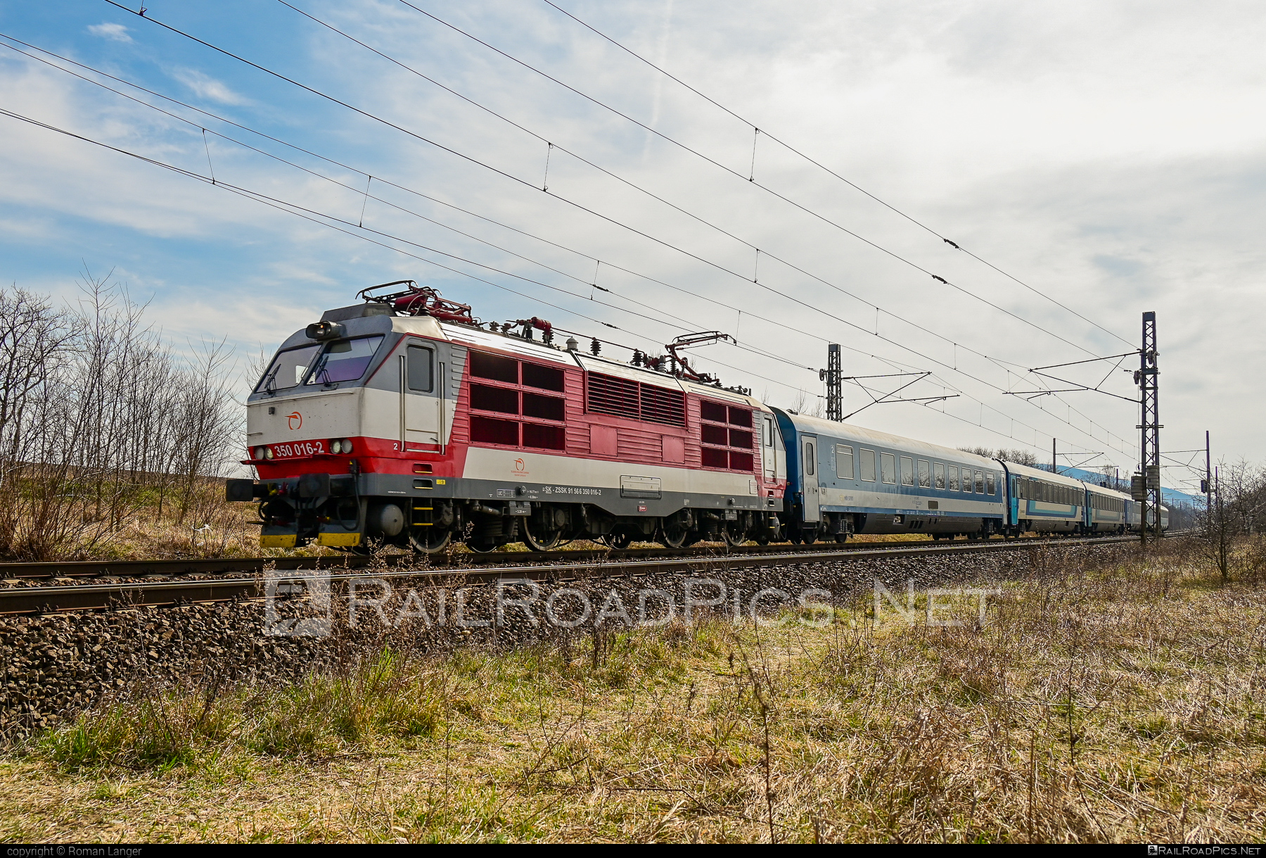 Škoda 55E - 350 016-2 operated by Železničná Spoločnost' Slovensko, a.s. #ZeleznicnaSpolocnostSlovensko #bathory #gorila #locomotive350 #skoda #skoda55e #zssk