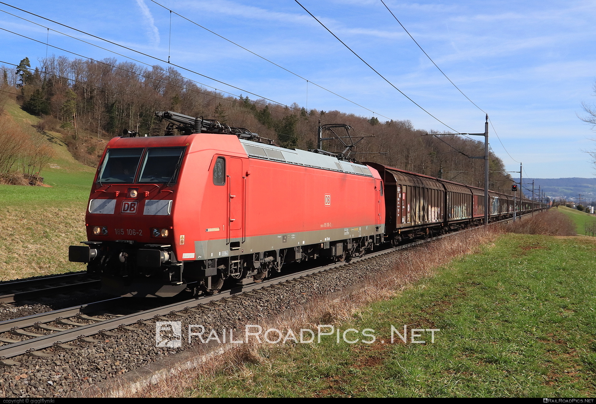 Bombardier TRAXX F140 AC1 - 185 106-2 operated by DB Cargo AG #bombardier #bombardiertraxx #db #dbcargo #dbcargoag #deutschebahn #traxx #traxxf140 #traxxf140ac #traxxf140ac1