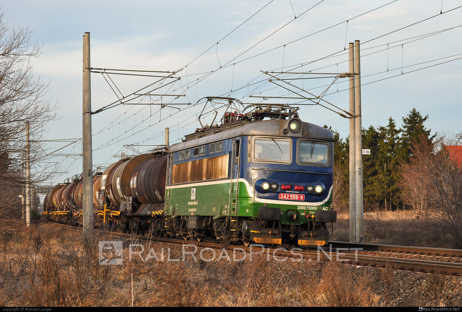 Škoda 73E - 242 556-9 operated by Express Group, a.s. #expressgroup #kesselwagen #locomotive242 #plechac #skoda #skoda73e #tankwagon #zoszvolen