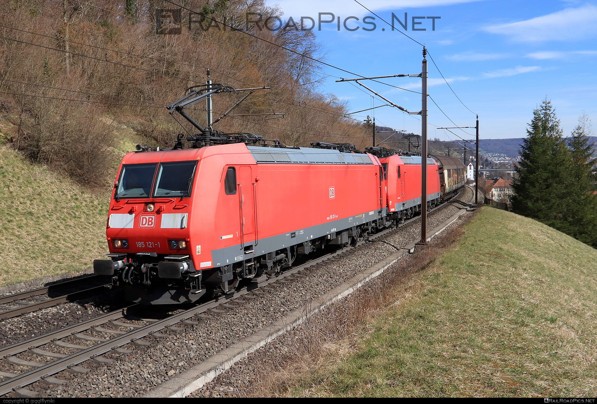 Bombardier TRAXX F140 AC1 - 185 121-1 operated by DB Cargo AG #bombardier #bombardiertraxx #db #dbcargo #dbcargoag #deutschebahn #traxx #traxxf140 #traxxf140ac #traxxf140ac1
