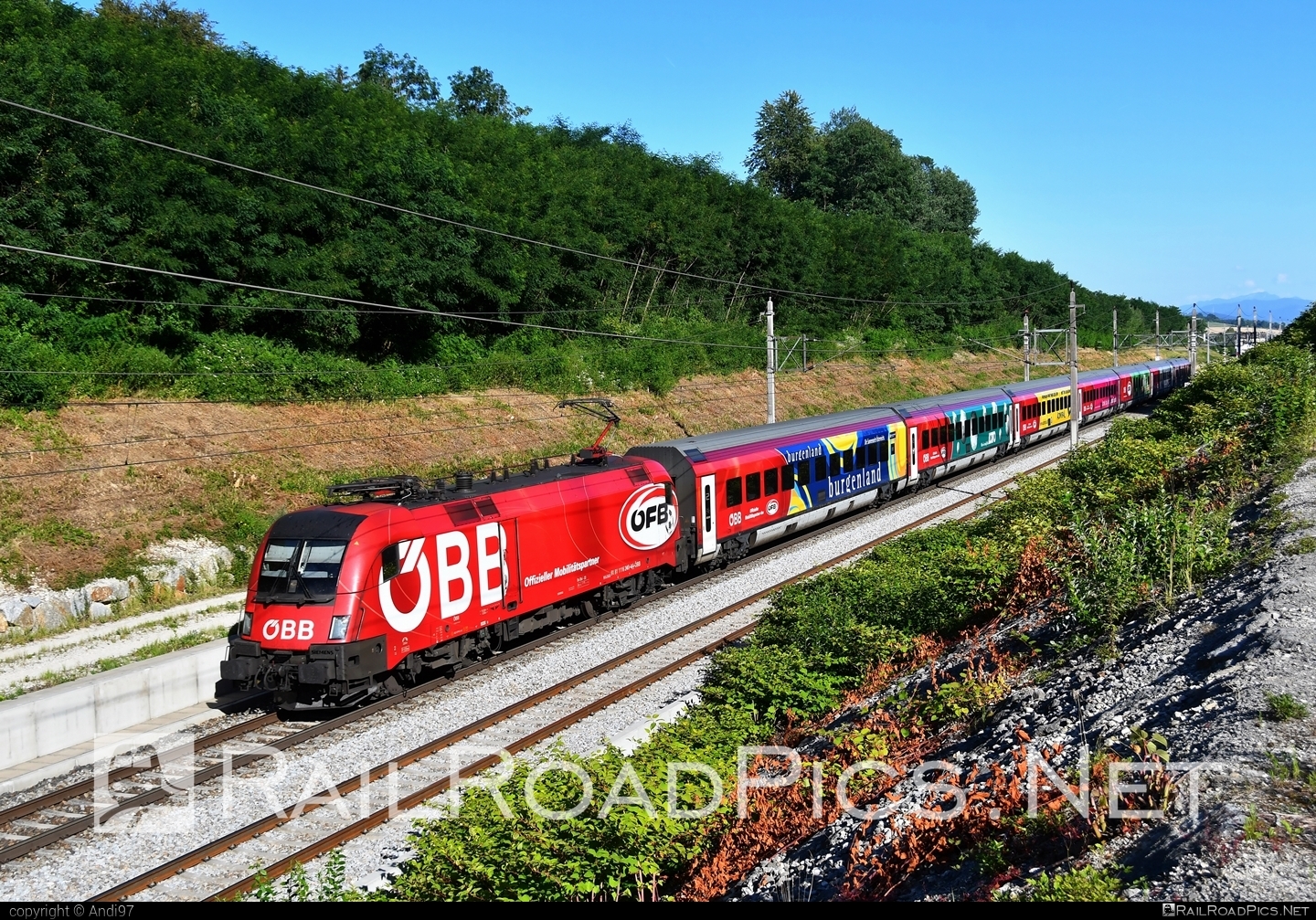 Siemens ES 64 U2 - 1116 249 operated by Österreichische Bundesbahnen #es64 #es64u2 #eurosprinter #obb #obbrailjet #osterreichischebundesbahnen #railjet #siemens #siemensEs64 #siemensEs64u2 #siemenstaurus #taurus #tauruslocomotive