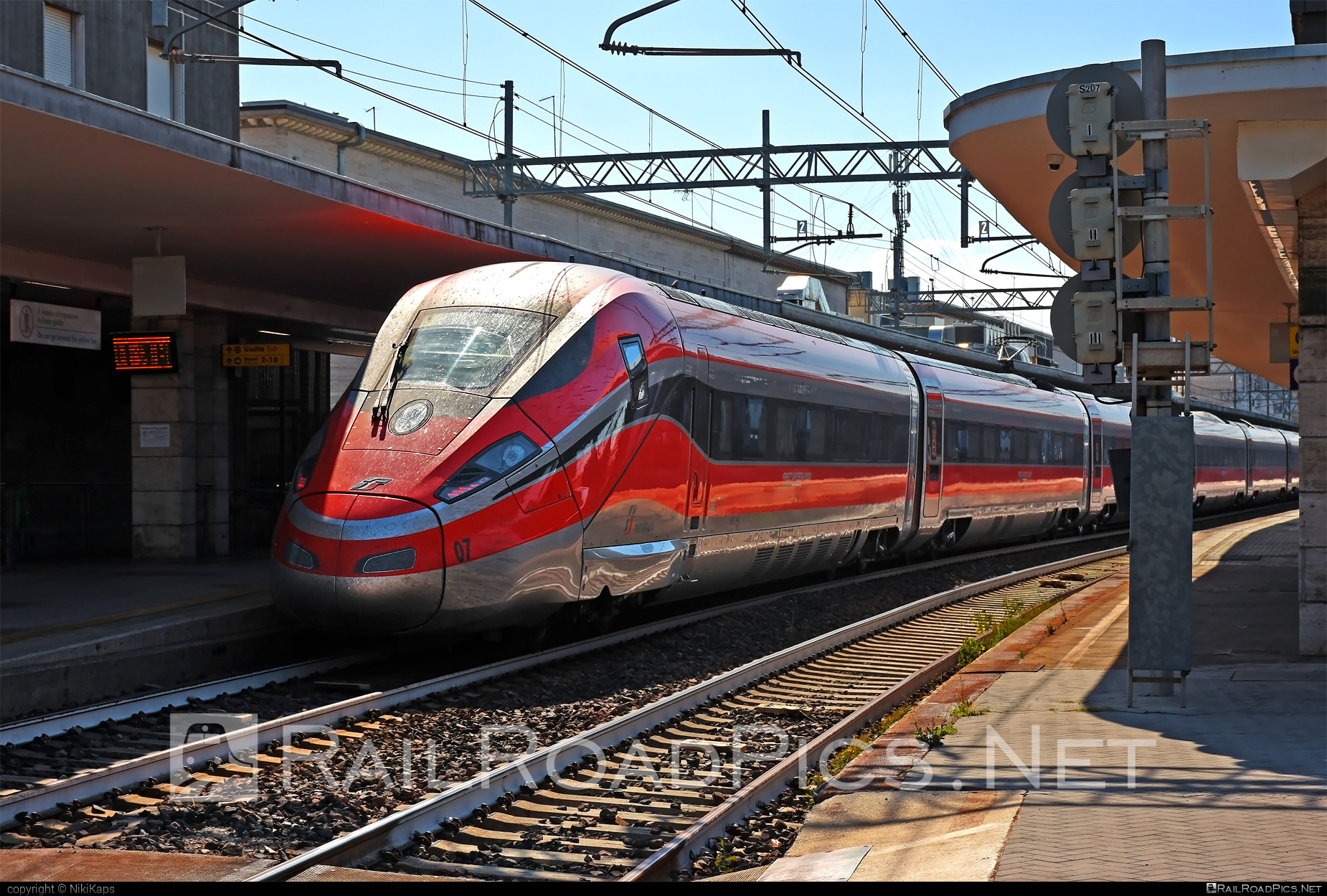 Hitachi Rail Italy / Bombardier ETR.1000 - 400 807-4 operated by Trenitalia S.p.A. #Frecciarossa1000 #HitachiBombardier #HitachiRailItaly #bombardier #etr1000 #ferroviedellostato #frecciarossa1000 #fs #fsitaliane #hitachi #trenitalia #trenitaliaspa #v300 #v300zefiro #zefiro
