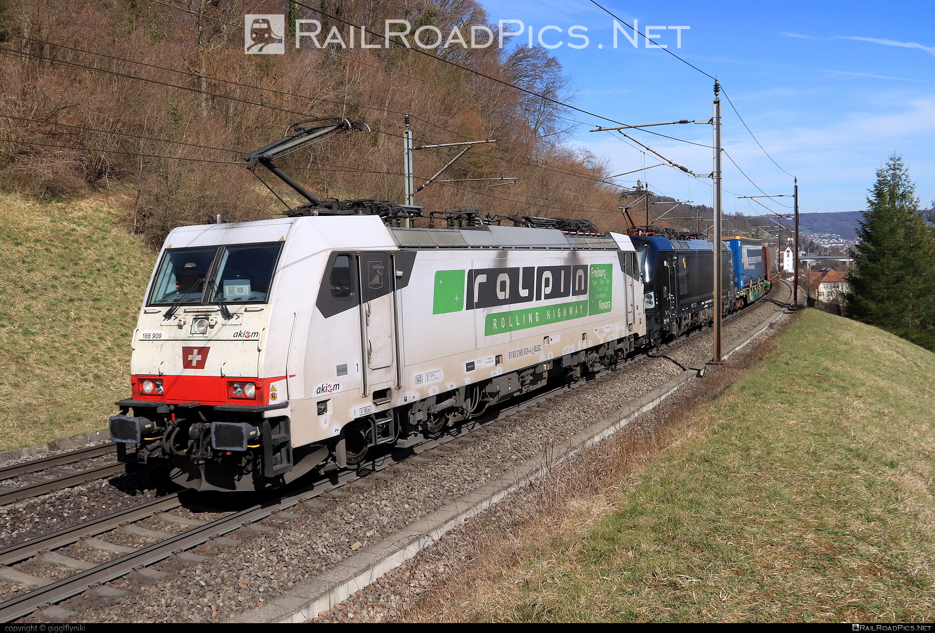 Bombardier TRAXX F140 MS - 186 909 operated by Rail Cargo Italia s.r.l. #bls #blsCargo #blsCargoAG #bombardier #bombardiertraxx #flatwagon #ralpin #rci #traxx #traxxf140 #traxxf140ms
